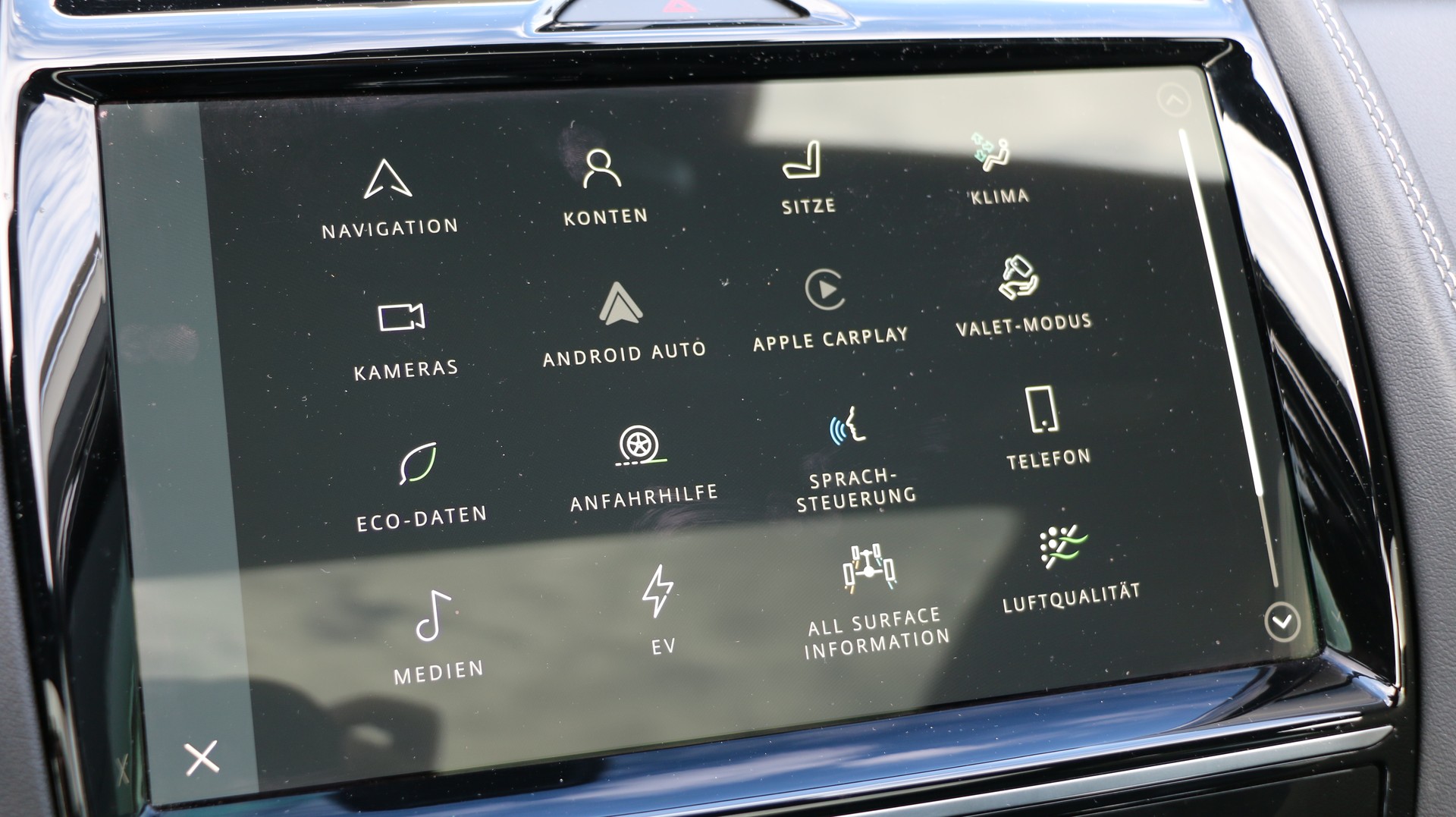 JAGUAR E-Pace 1.5 P300e AWD SE-image-13