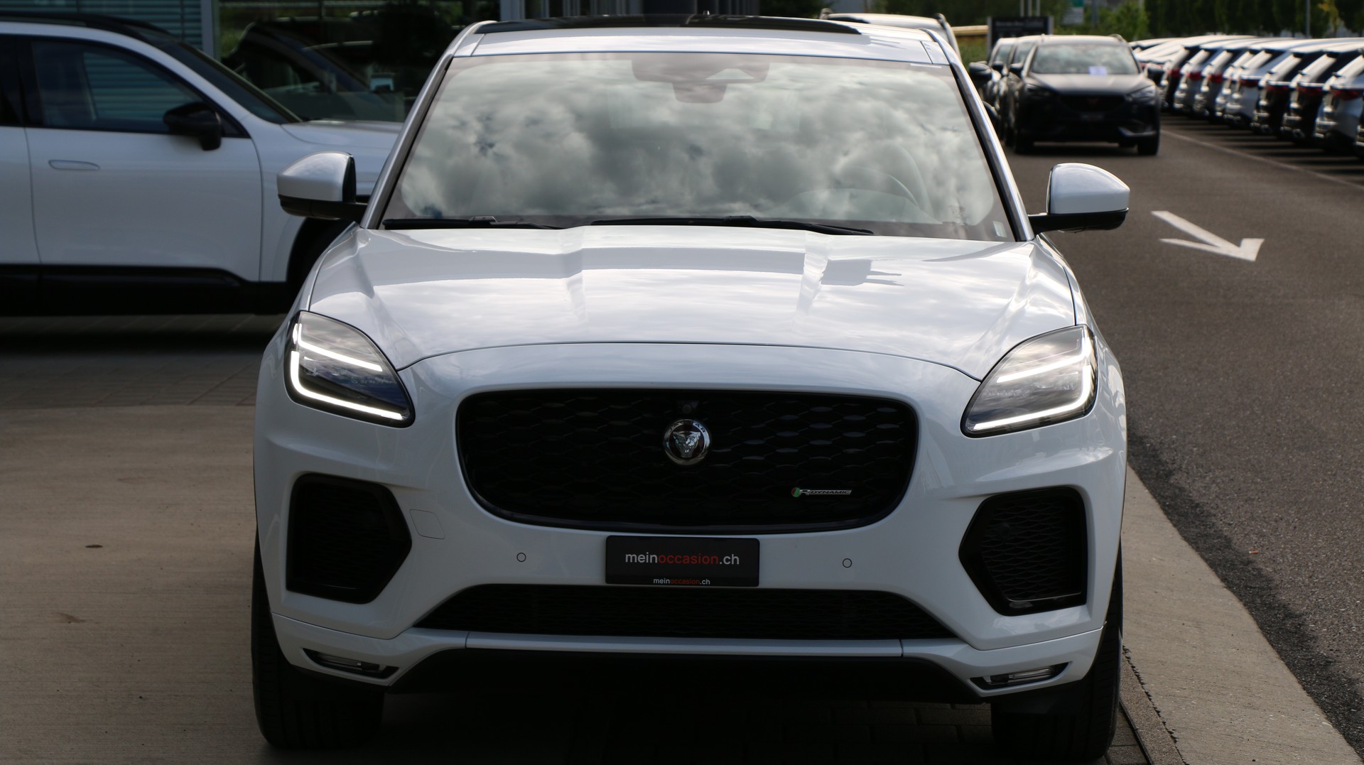 JAGUAR E-Pace 1.5 P300e AWD SE-image-6