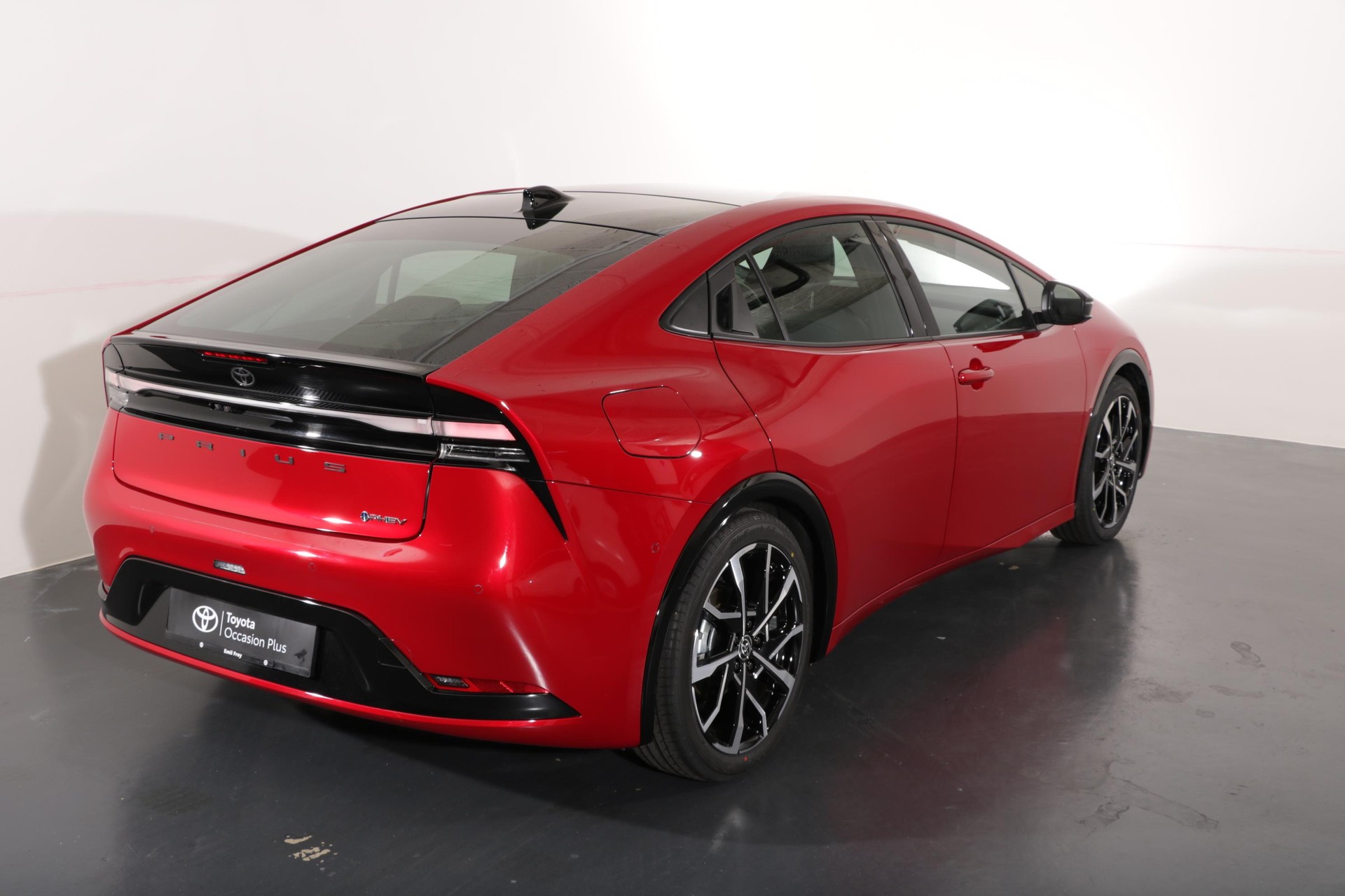 TOYOTA Prius 2.0 Plug-In-Hybrid Premium-showroom-element-3