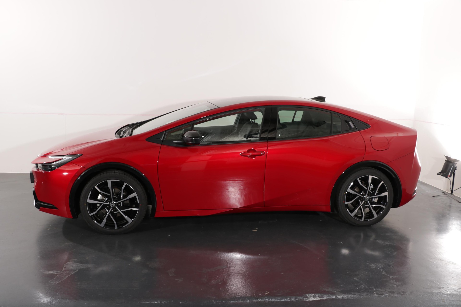 TOYOTA Prius 2.0 Plug-In-Hybrid Premium-showroom-element-2