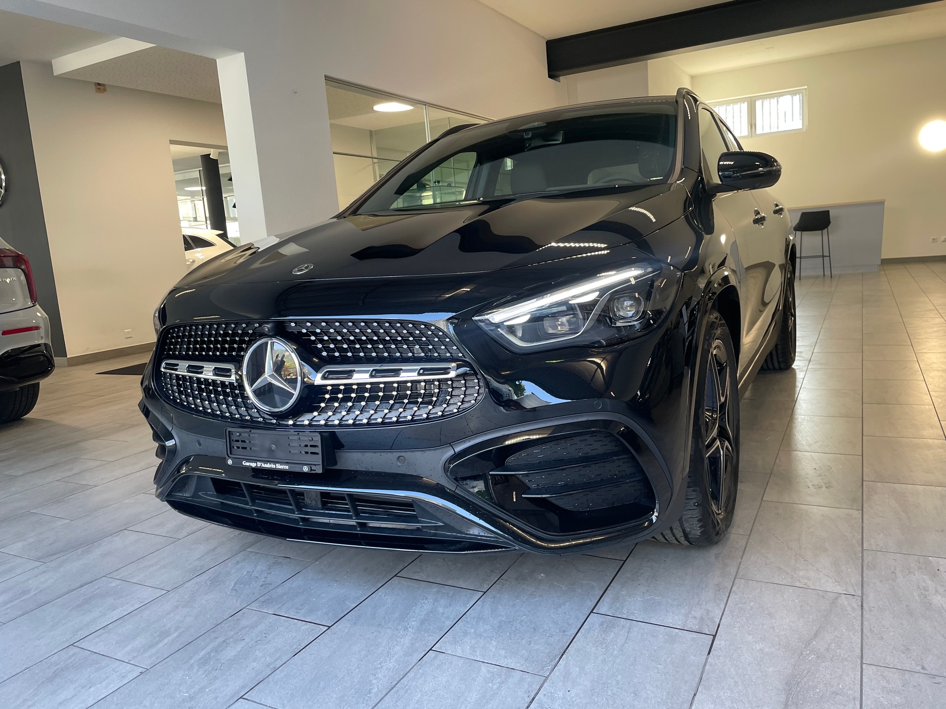 MERCEDES-BENZ GLA 250 4Matic 8G-DCT Swiss Star AMG Line-showroom-element-1