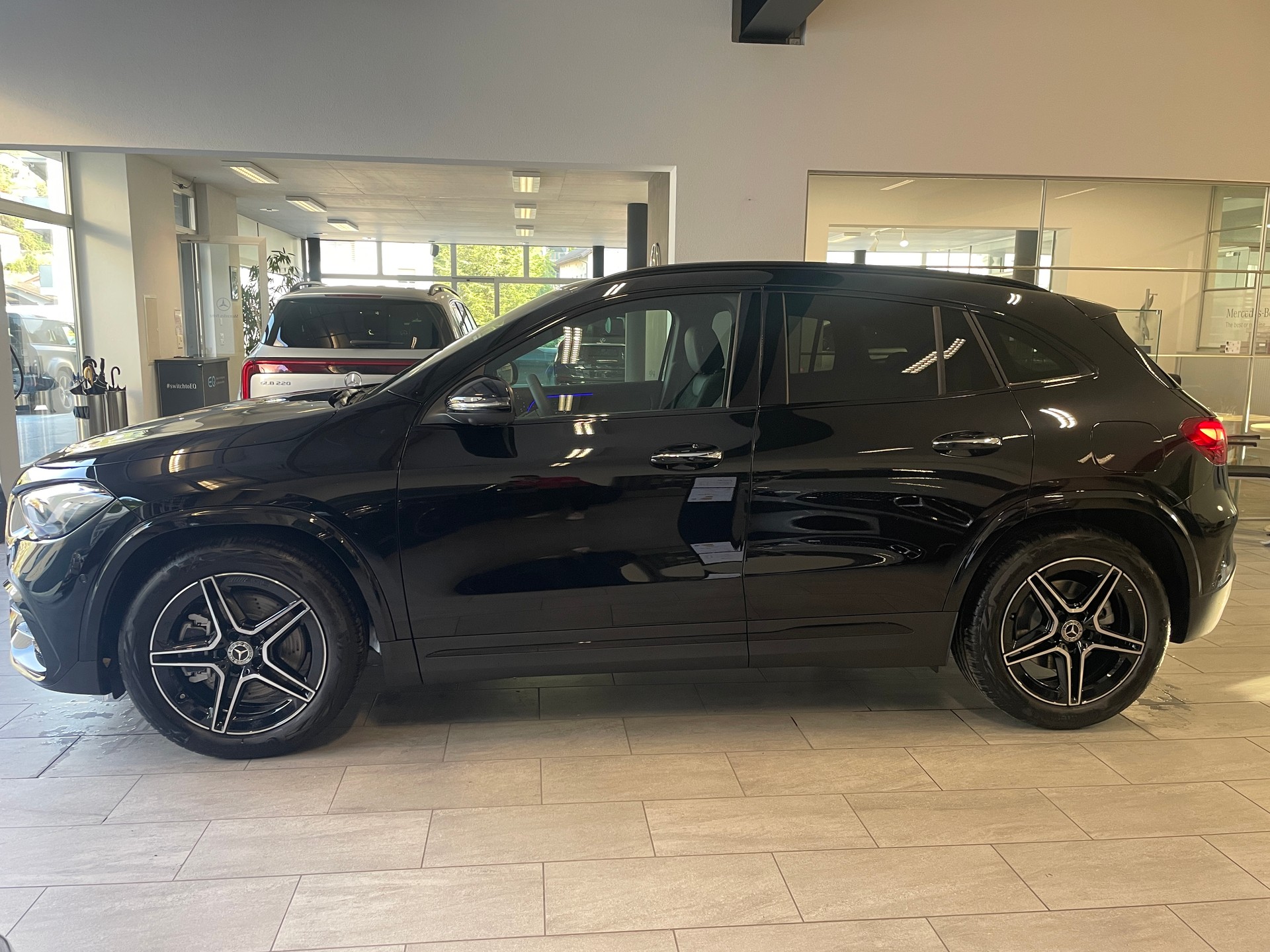 MERCEDES-BENZ GLA 250 4Matic 8G-DCT Swiss Star AMG Line-showroom-element-3