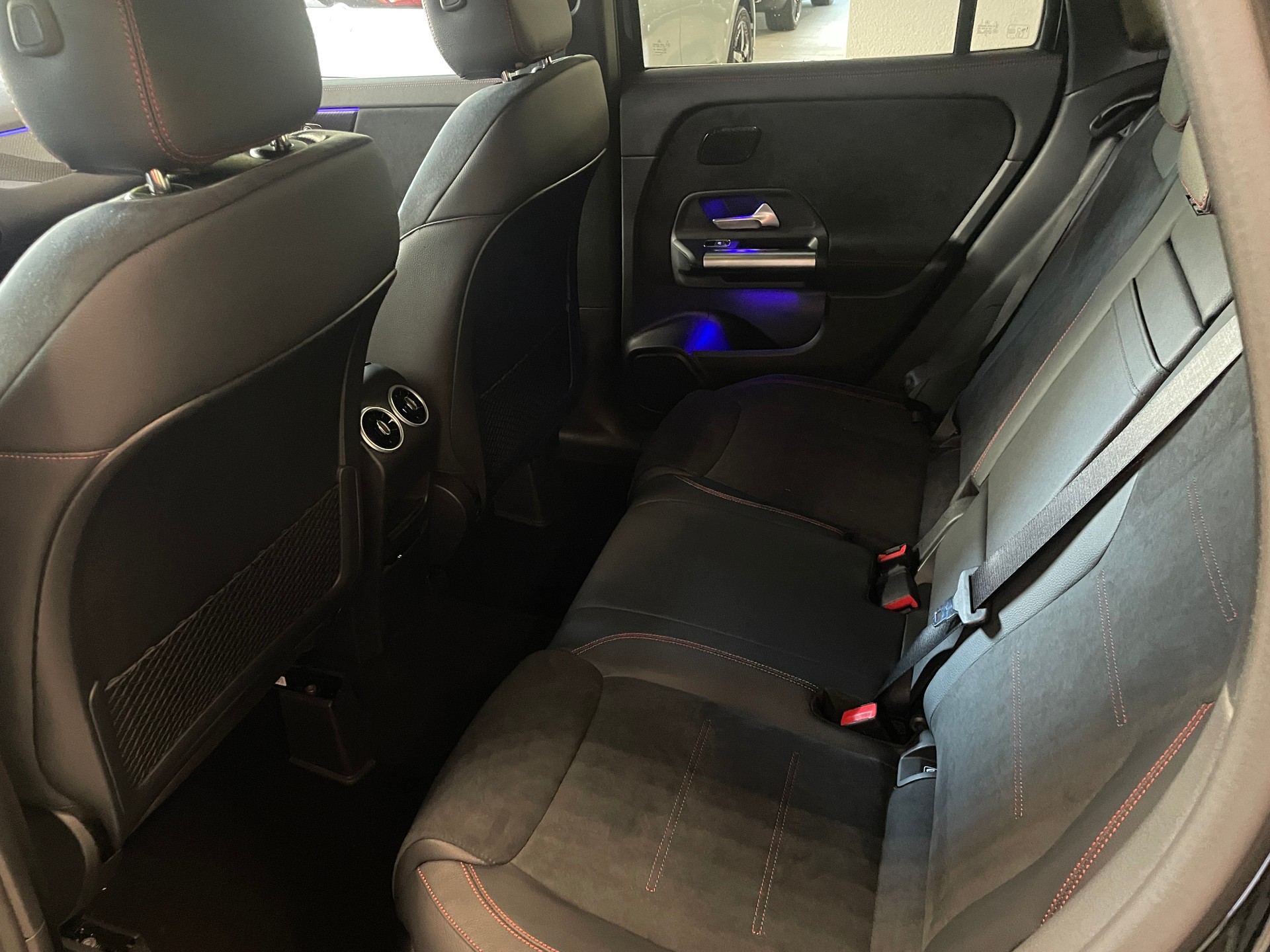 MERCEDES-BENZ GLA 250 4Matic 8G-DCT Swiss Star AMG Line-image-12