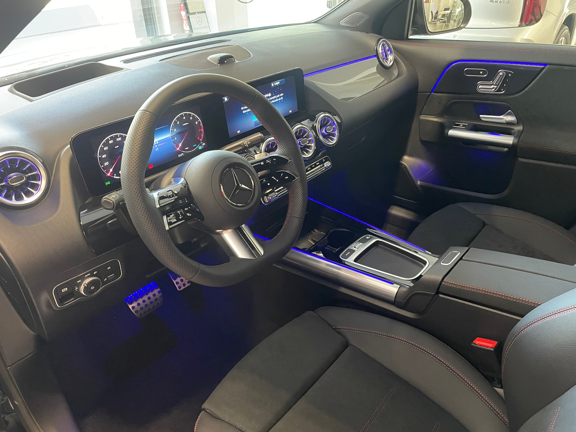MERCEDES-BENZ GLA 250 4Matic 8G-DCT Swiss Star AMG Line-image-11