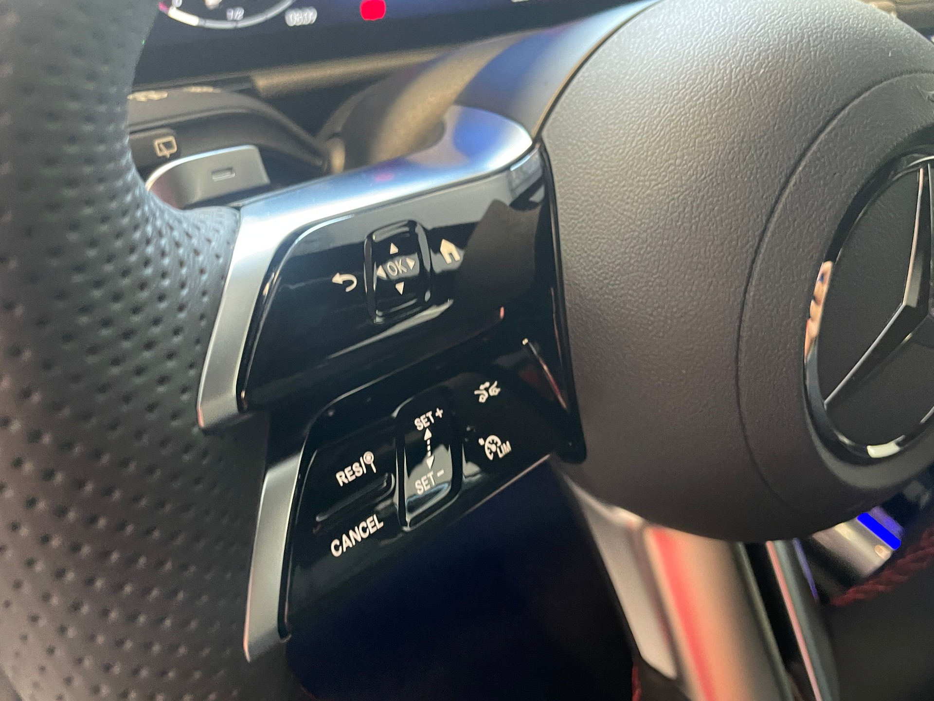 MERCEDES-BENZ GLA 250 4Matic 8G-DCT Swiss Star AMG Line-image-15