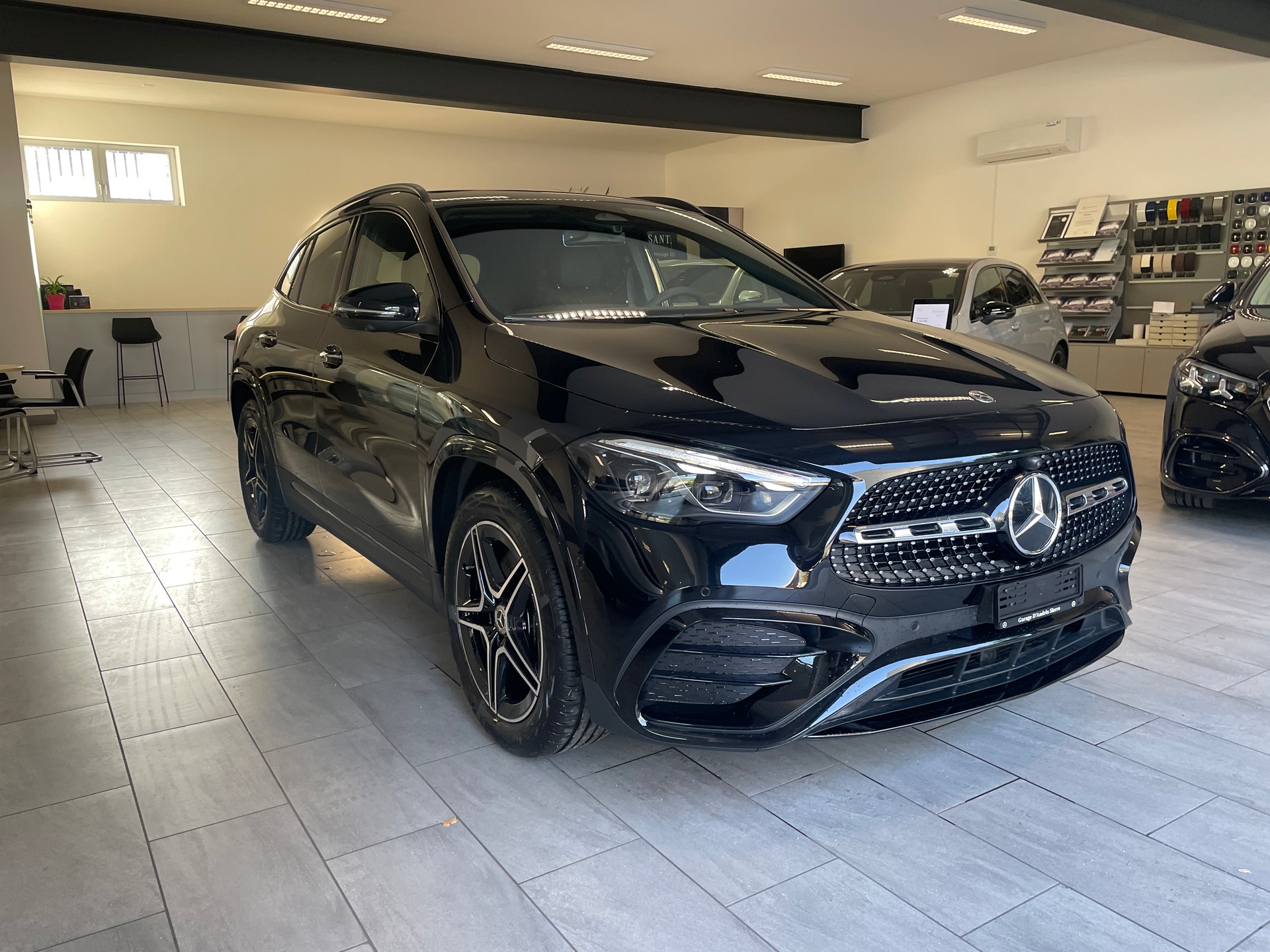 MERCEDES-BENZ GLA 250 4Matic 8G-DCT Swiss Star AMG Line-showroom-element-2