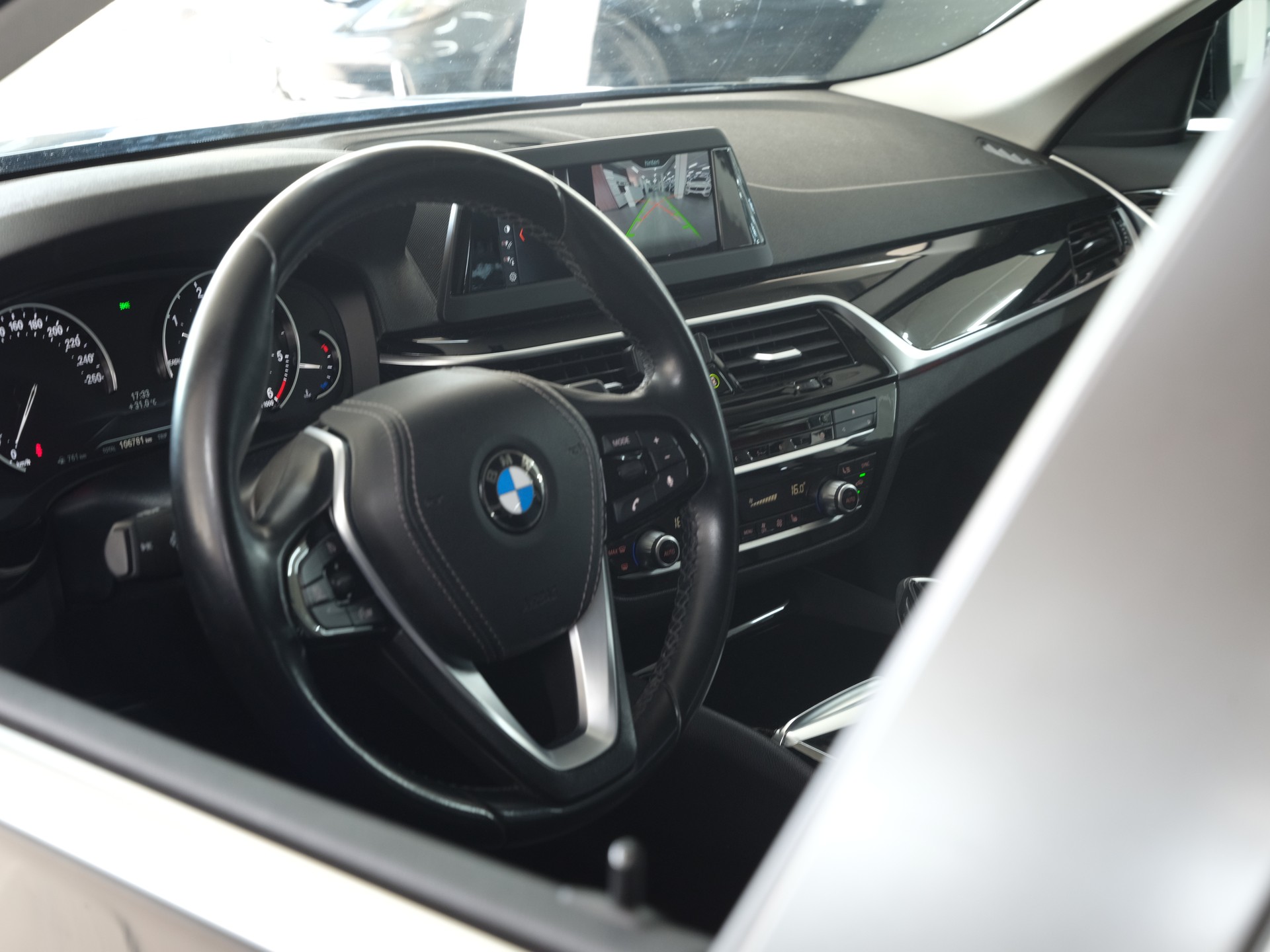 BMW 520d xDrive Sport Line Steptronic *Rückfahrkamera* *Sitzheizung* *M-Paket*-image-17
