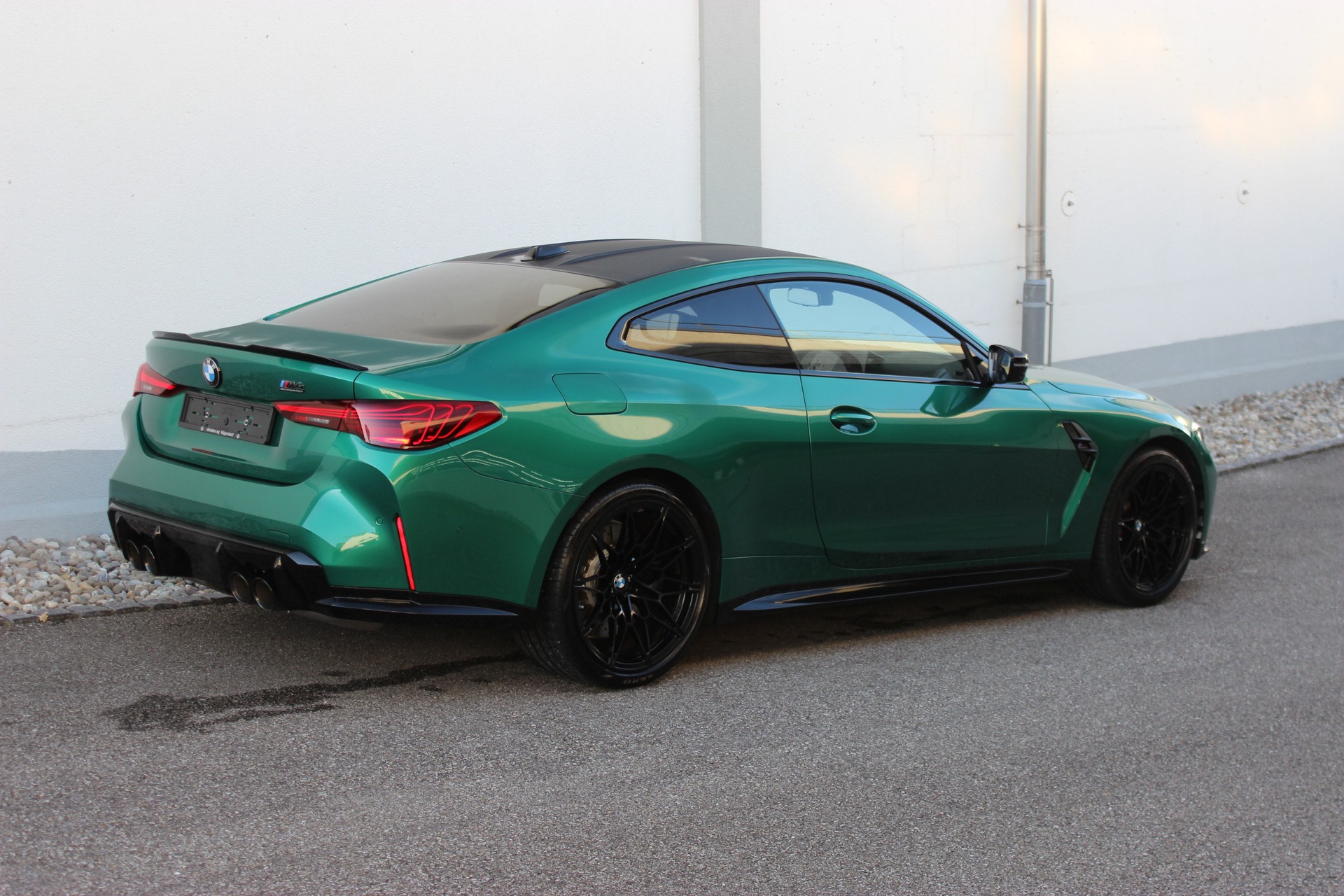 BMW M4 Coupé Competition M xDrive *ISLE OF MAN GRÜN METALLIC*-image-5