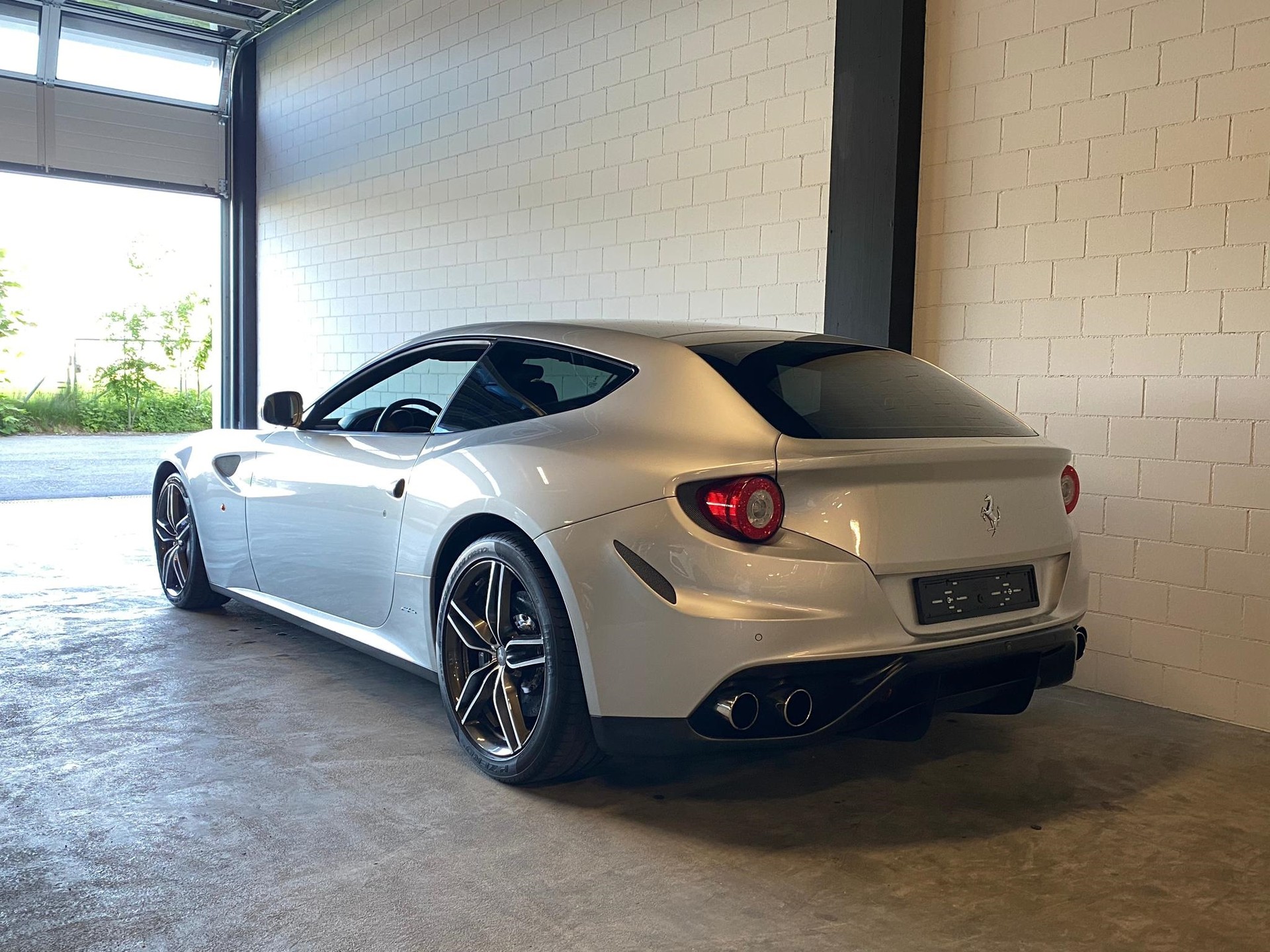 FERRARI FF Traumausstattung-showroom-element-3