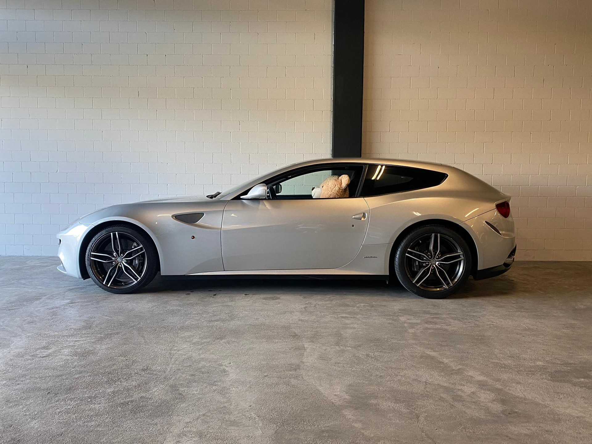 FERRARI FF Traumausstattung