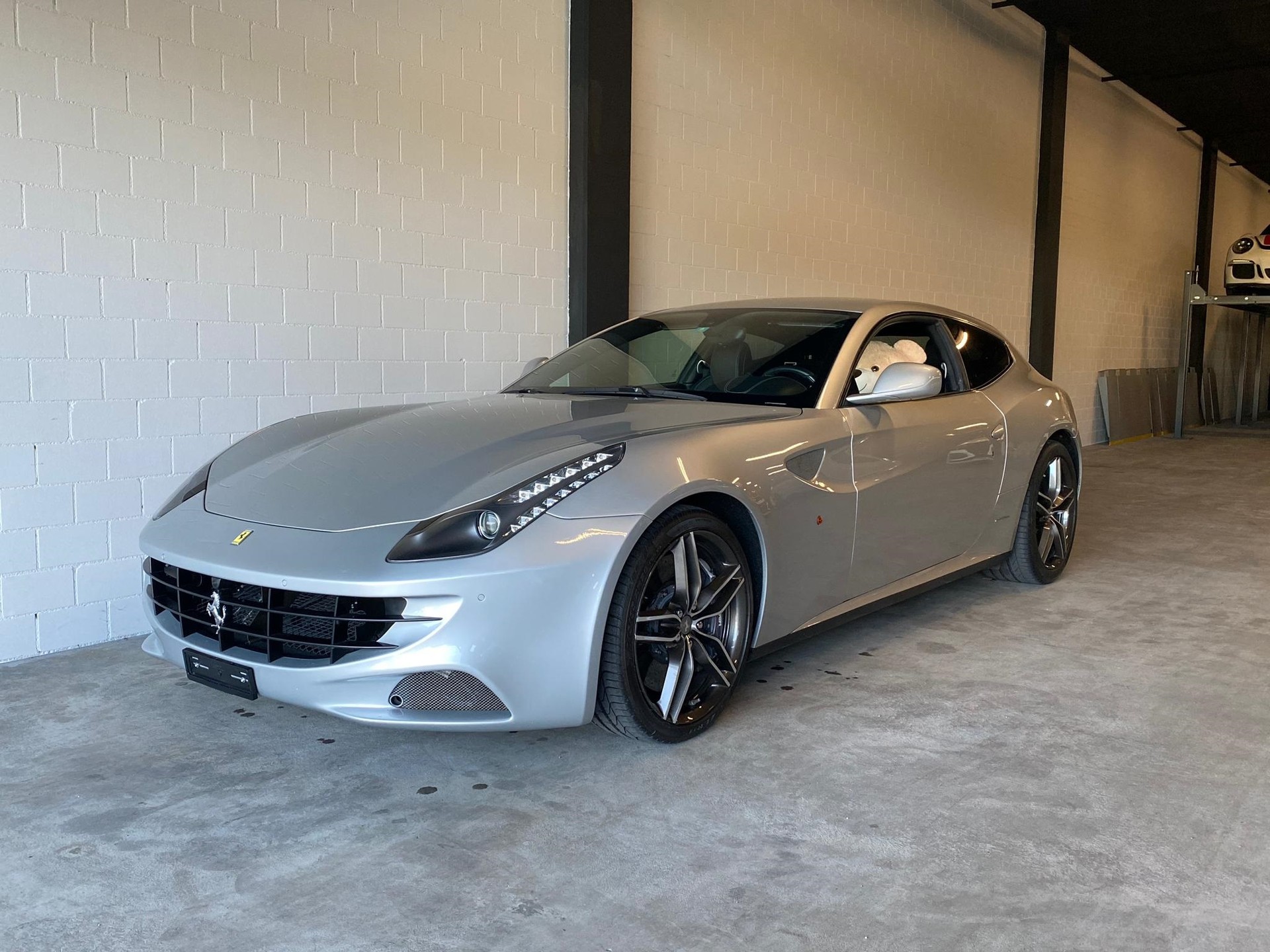 FERRARI FF Traumausstattung-showroom-element-1