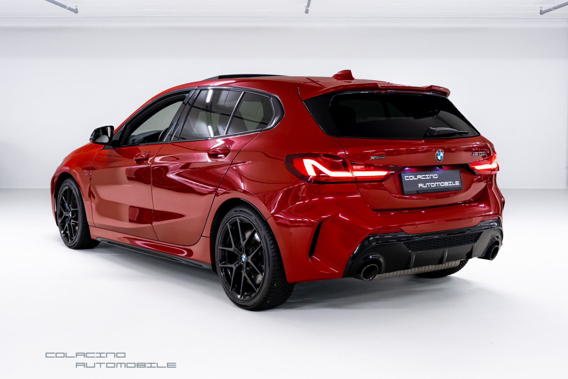 BMW M135i xDrive Steptronic-showroom-element-3