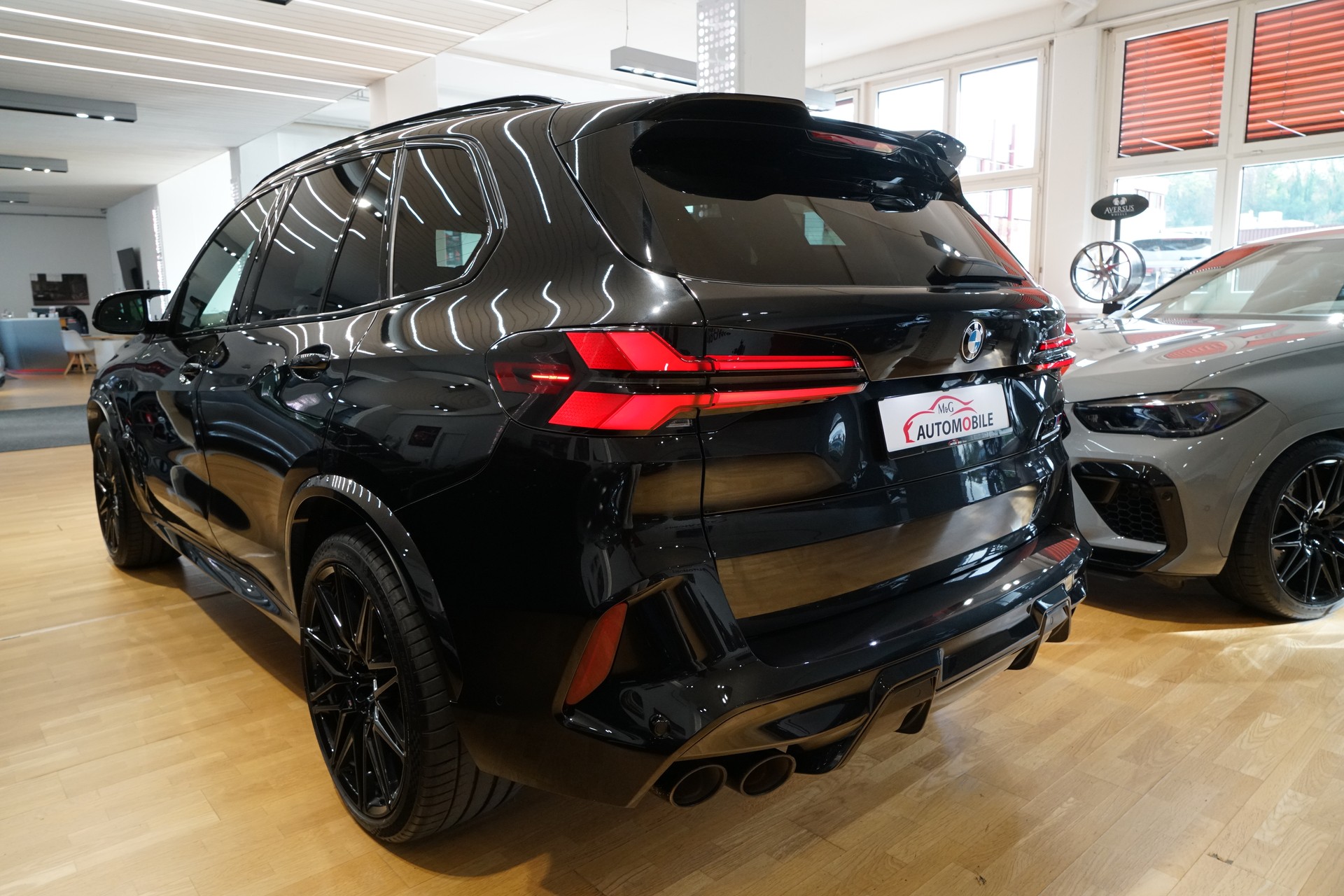 BMW X5M Competition-showroom-element-3
