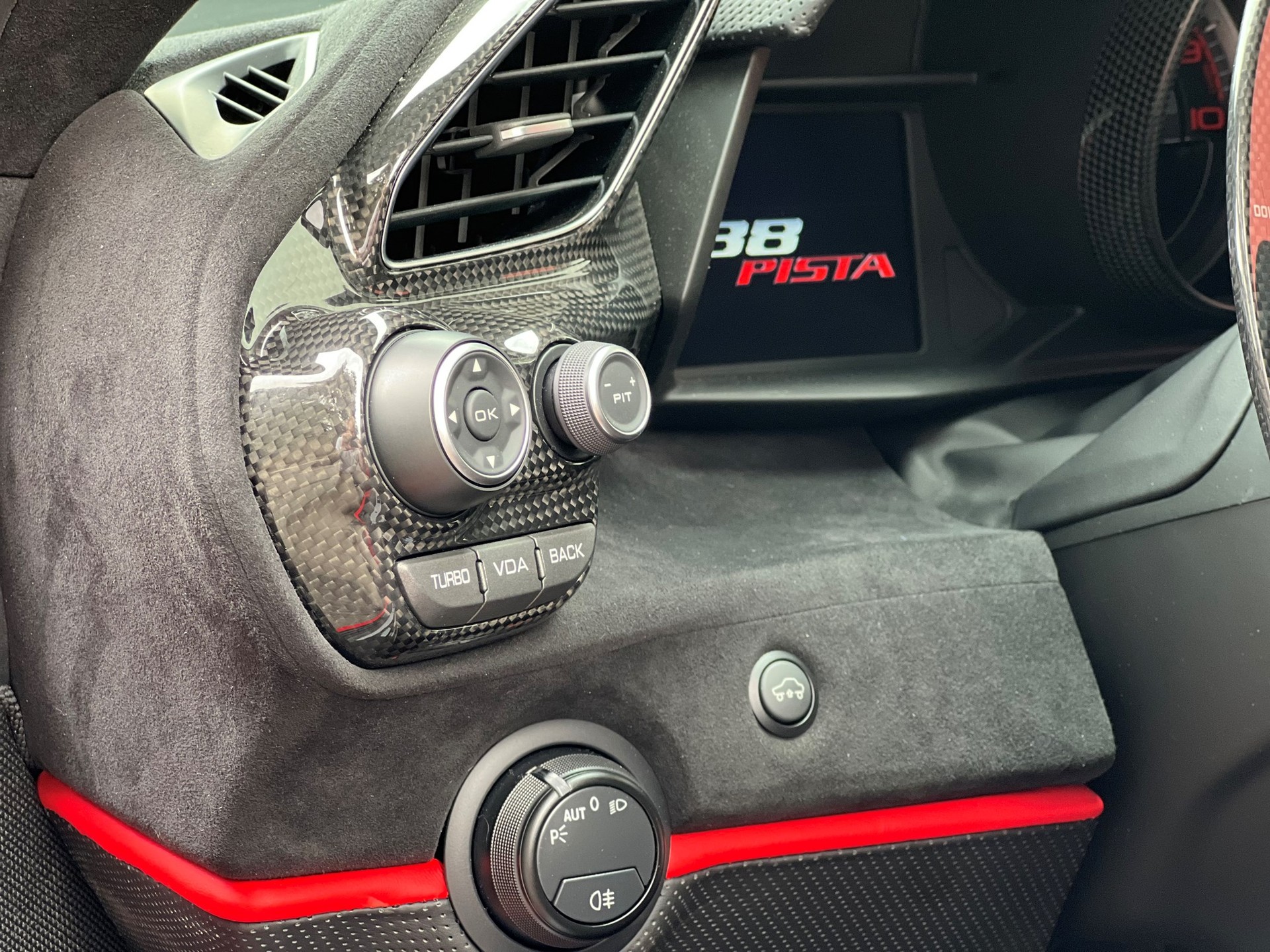 FERRARI 488 Pista 3.9 V8-image-8