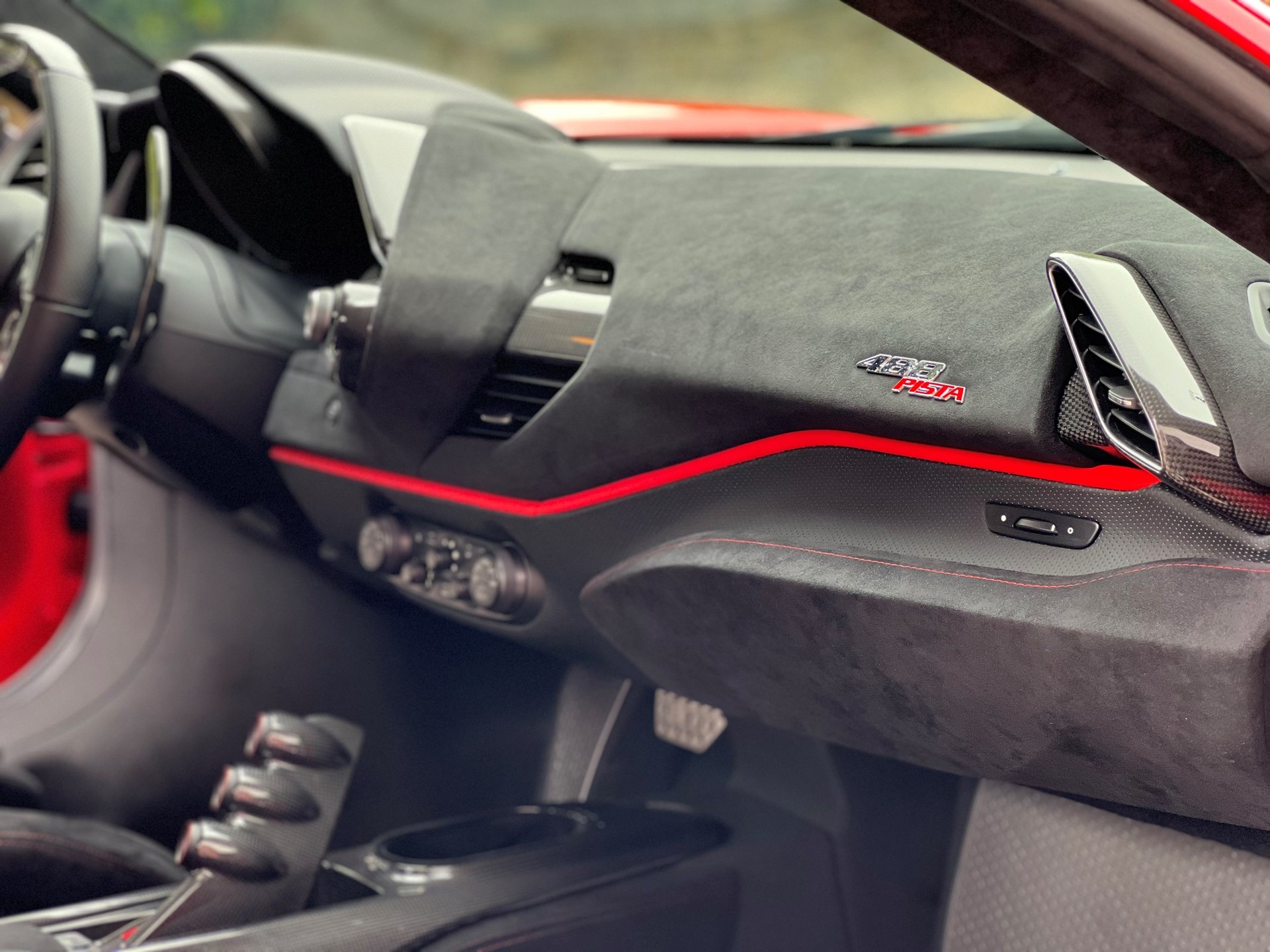 FERRARI 488 Pista 3.9 V8-image-13