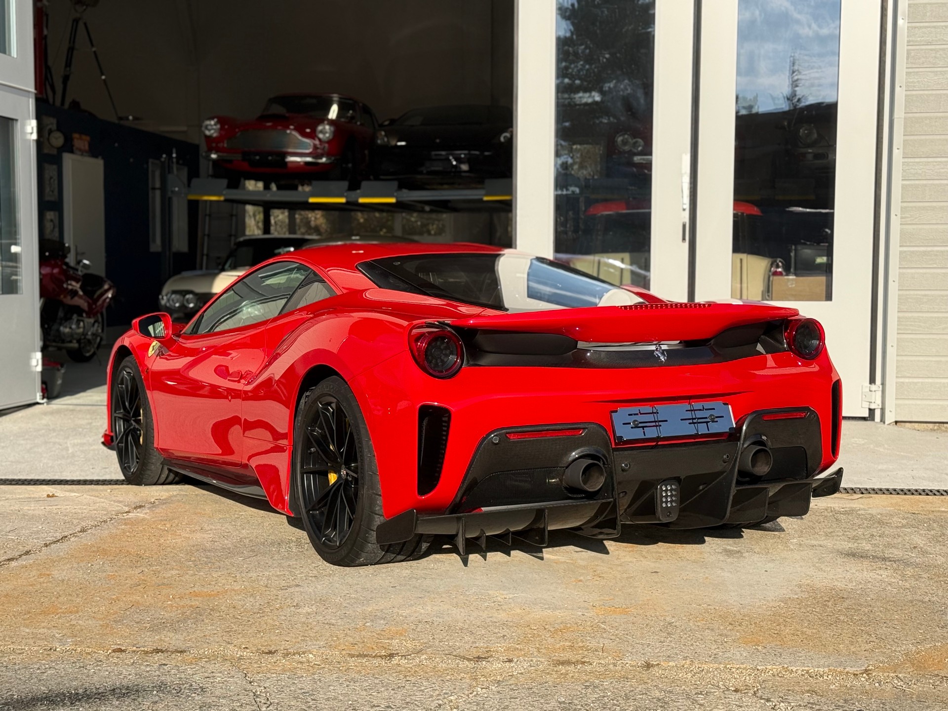 FERRARI 488 Pista 3.9 V8-showroom-element-2