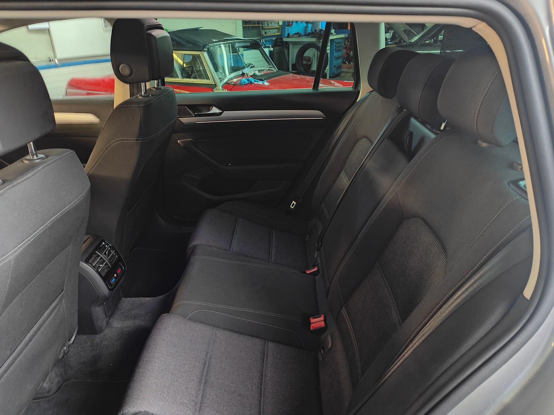VW Passat Variant 2.0 TDI BMT Comfortline DSG 4Motion-image-14