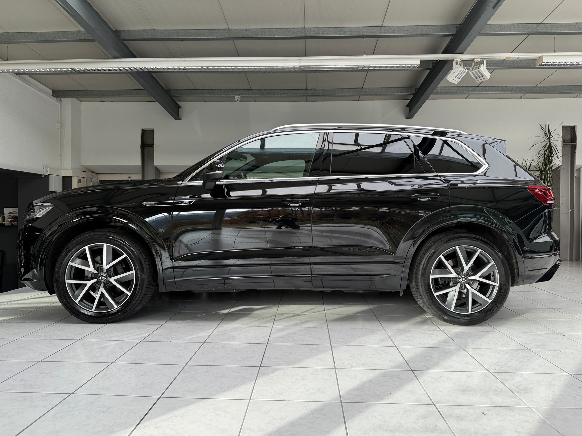 VW Touareg 3.0 TDI R Line Tiptronic-image-1