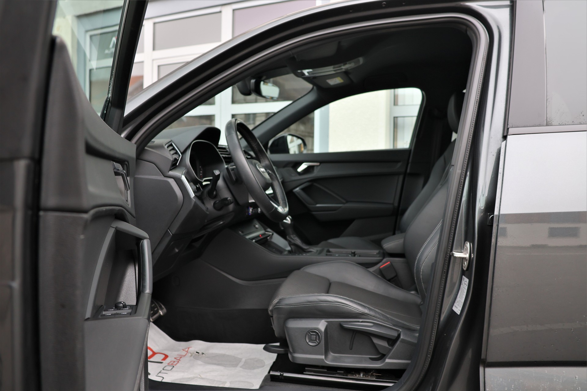 AUDI Q3 Sportback 35 TDI S line quattro S-tronic (CH)-image-8