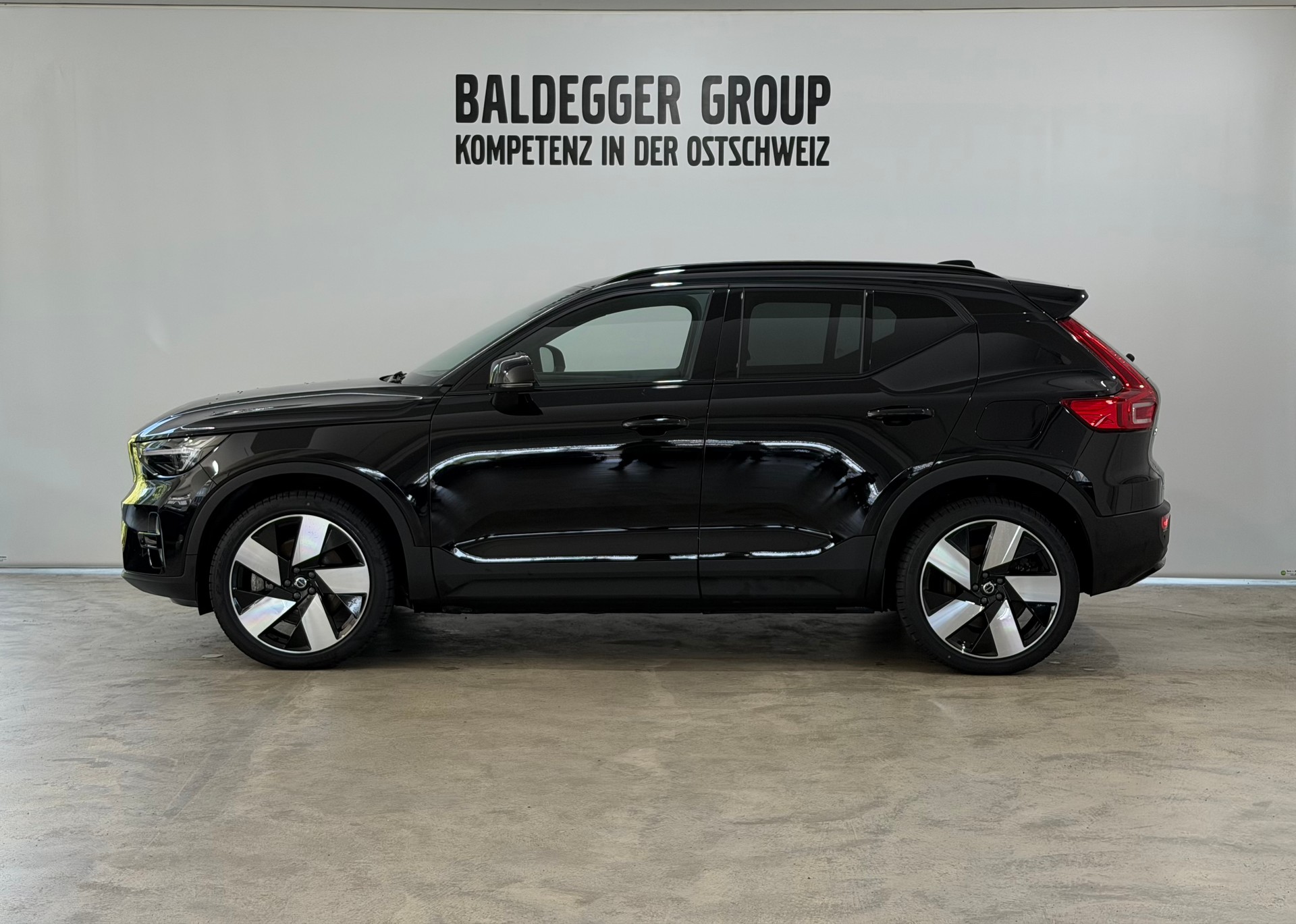 VOLVO EX40 Twin Plus AWD-showroom-element-1