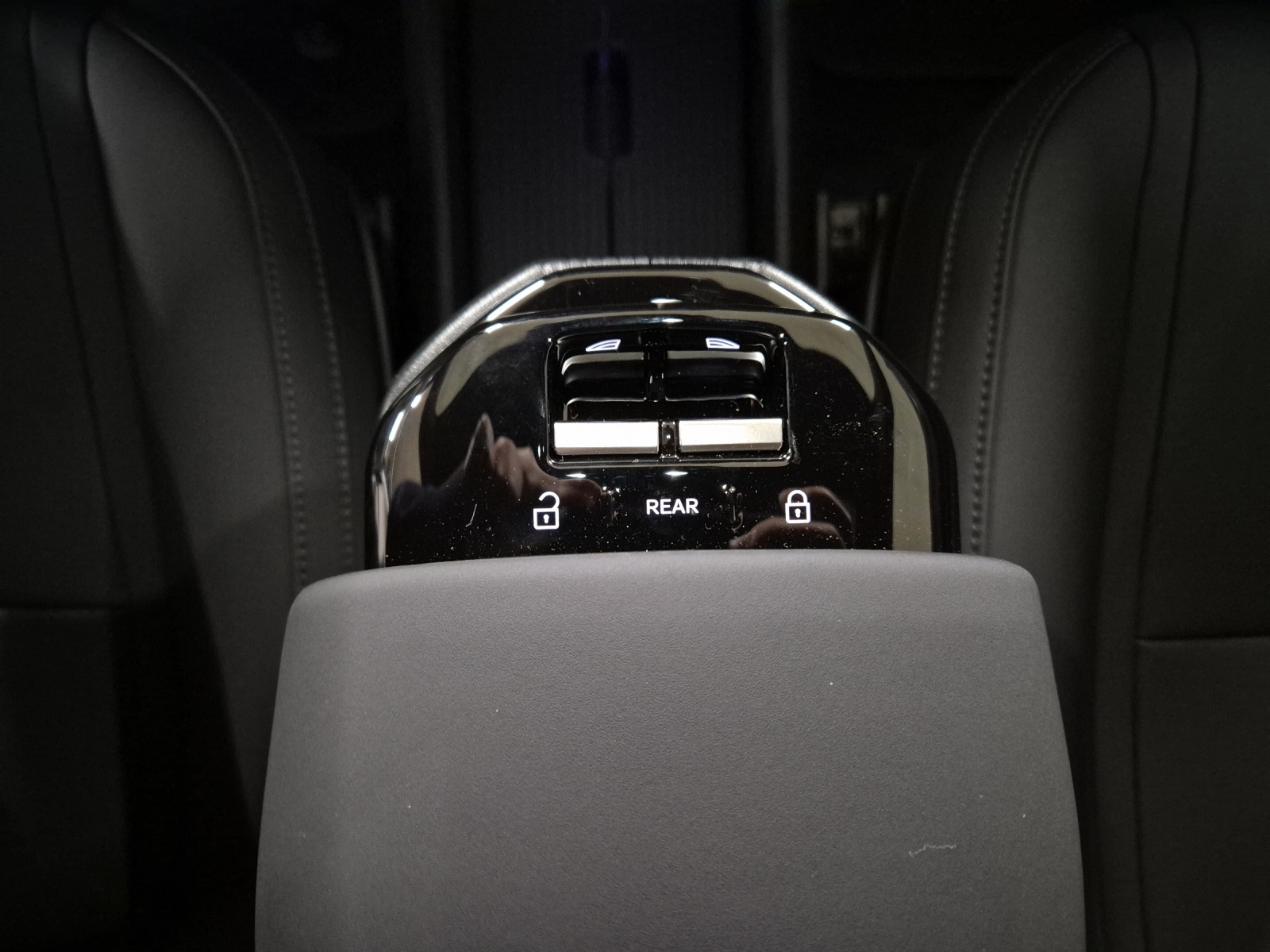 VOLVO EX30 E60 Twin Ultra Performance AWD-image-13