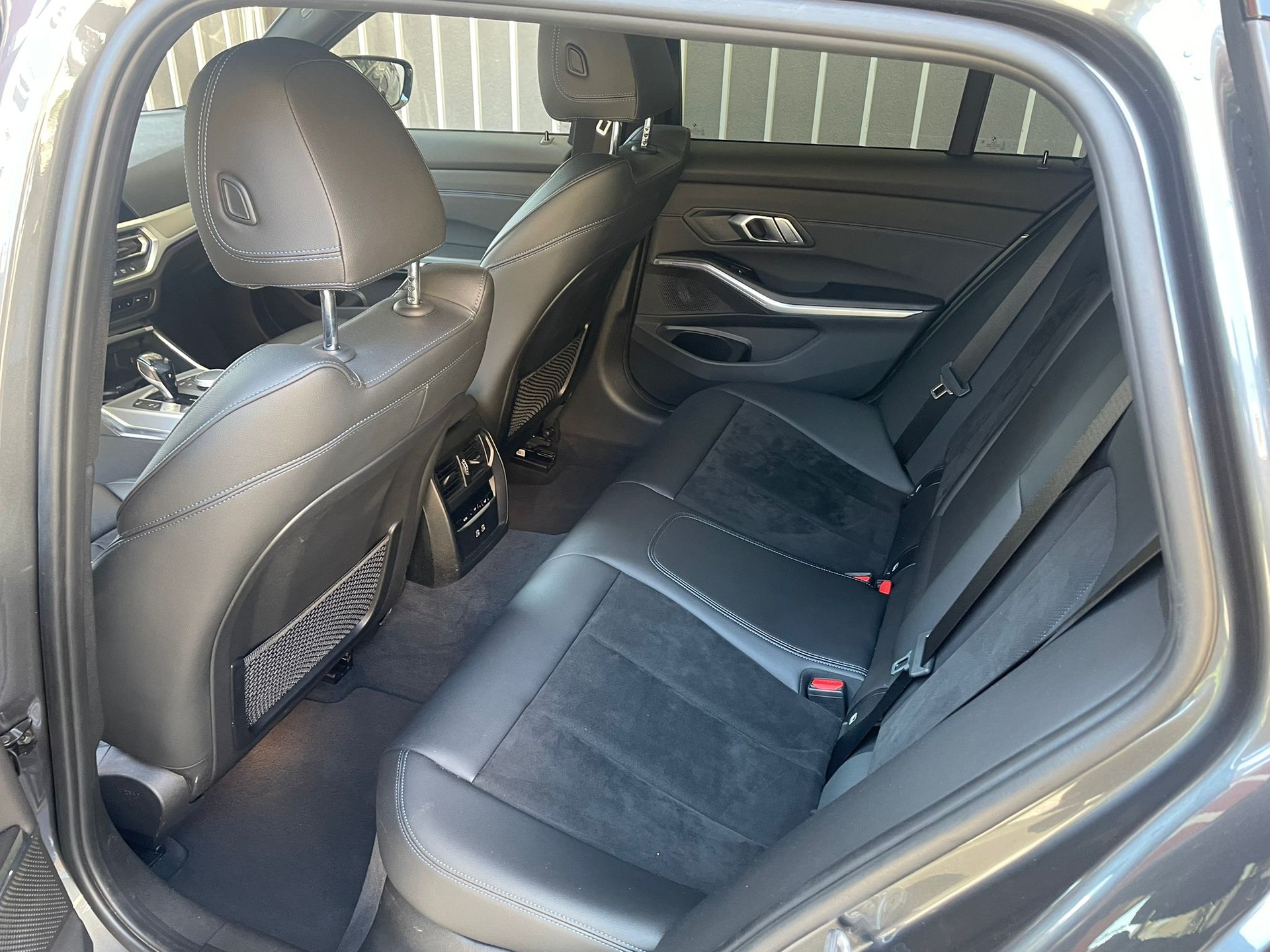 BMW 330i xDrive Pure M Sport Steptronic-image-6