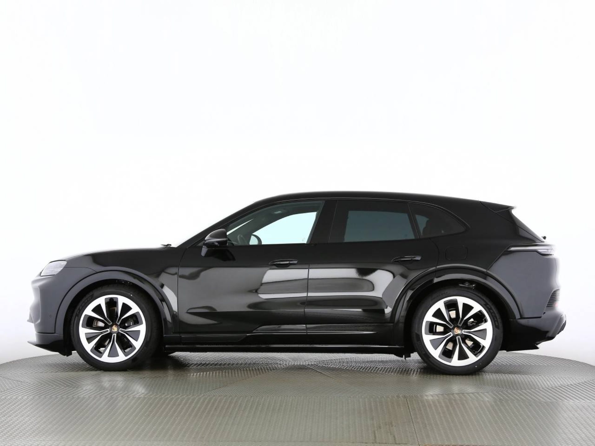 PORSCHE Cayenne Electric-image-12