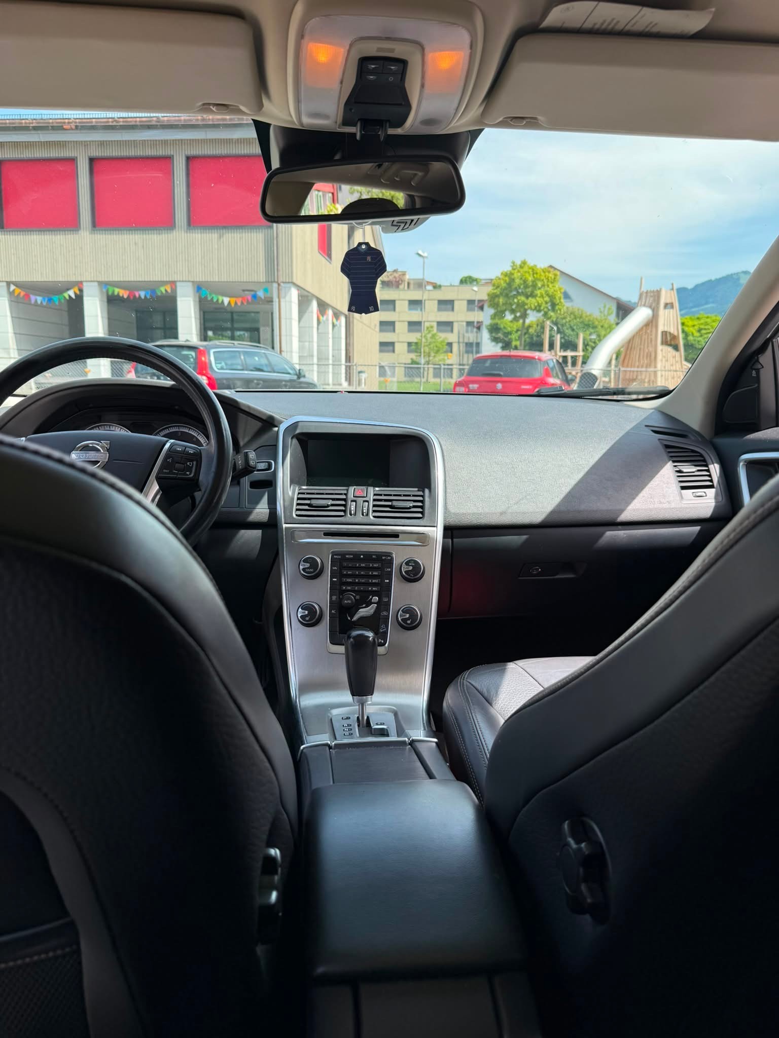 VOLVO XC60 D5 AWD Momentum Geartronic-image-5