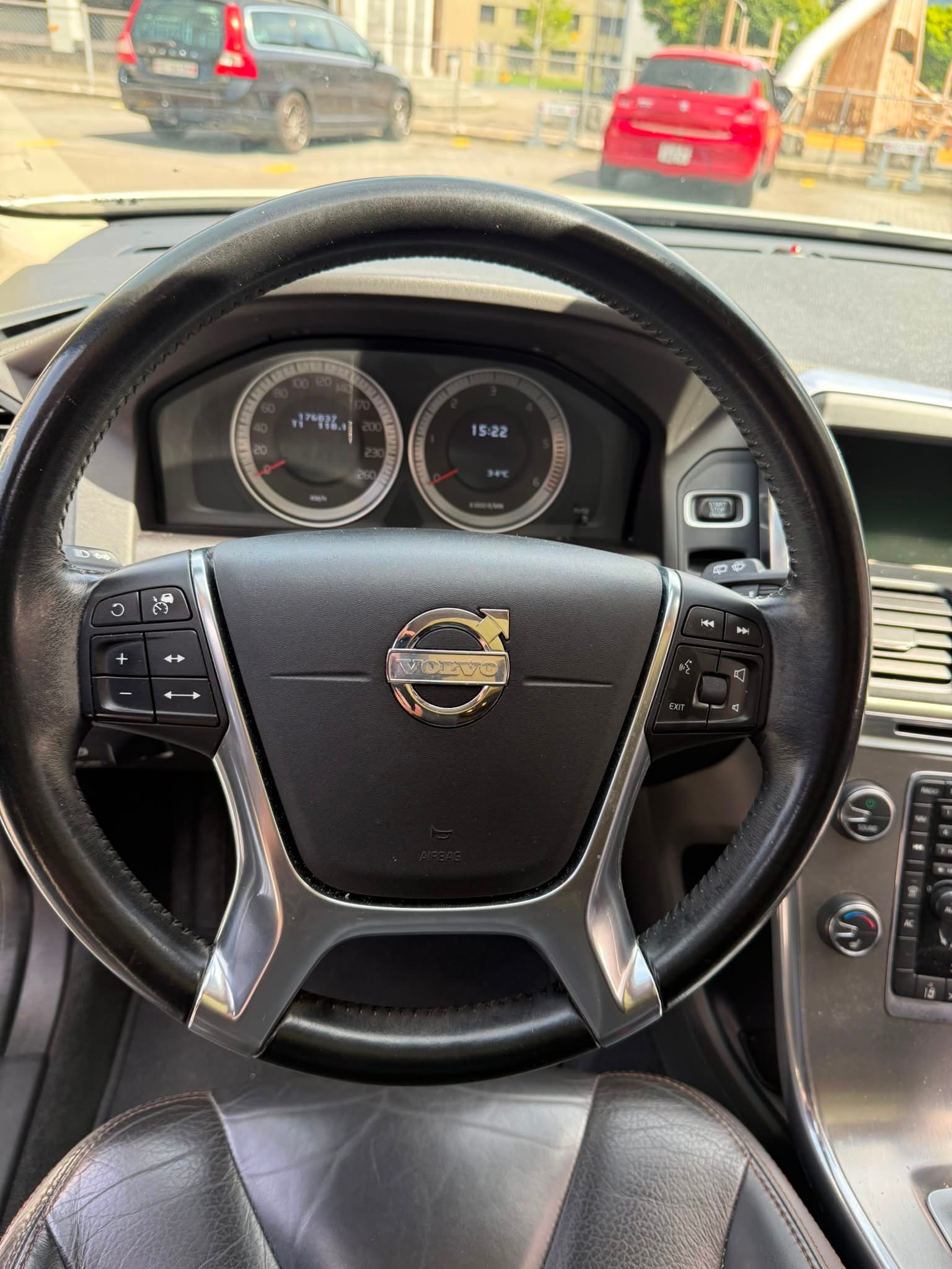 VOLVO XC60 D5 AWD Momentum Geartronic-image-6
