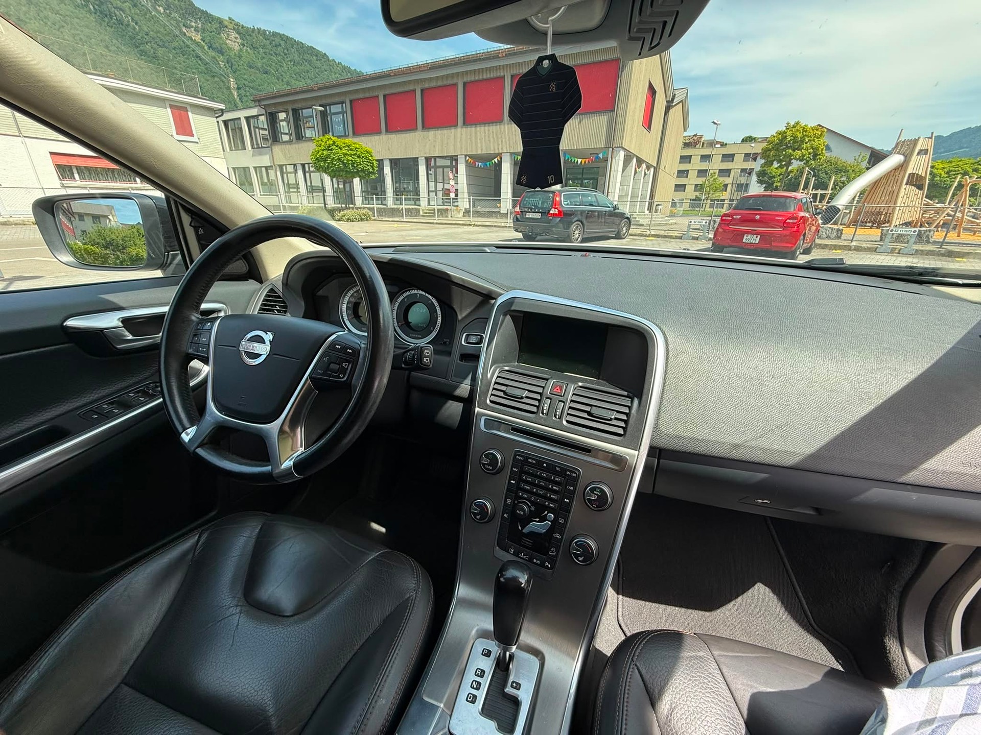 VOLVO XC60 D5 AWD Momentum Geartronic-image-4