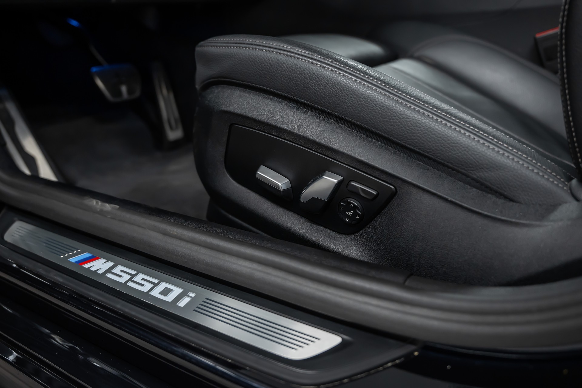 BMW M550i xDrive Steptronic *Panorama*Head-Up*H&K Sound*360°*-image-20