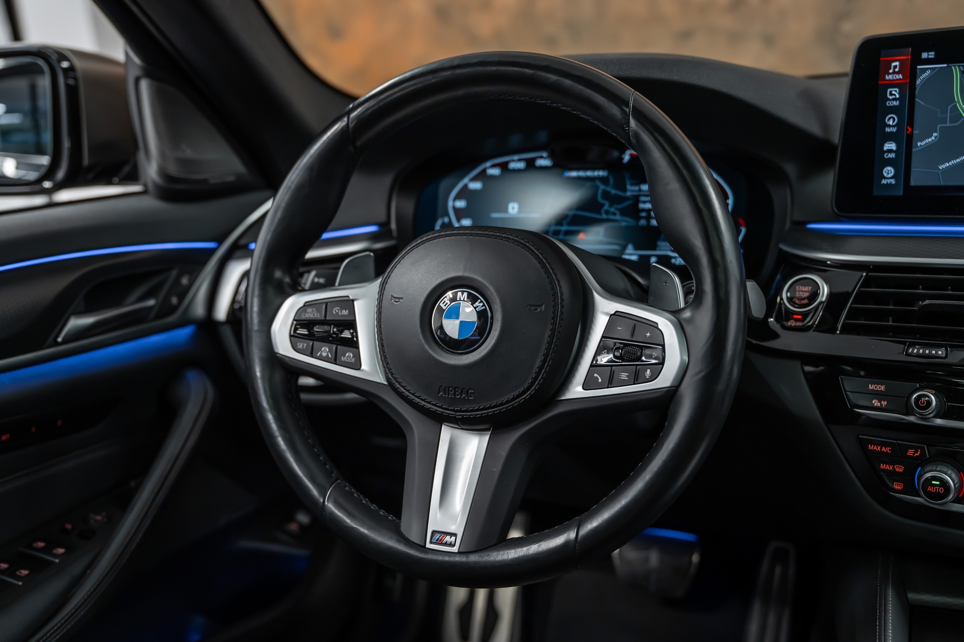 BMW M550i xDrive Steptronic *Panorama*Head-Up*H&K Sound*360°*-image-18