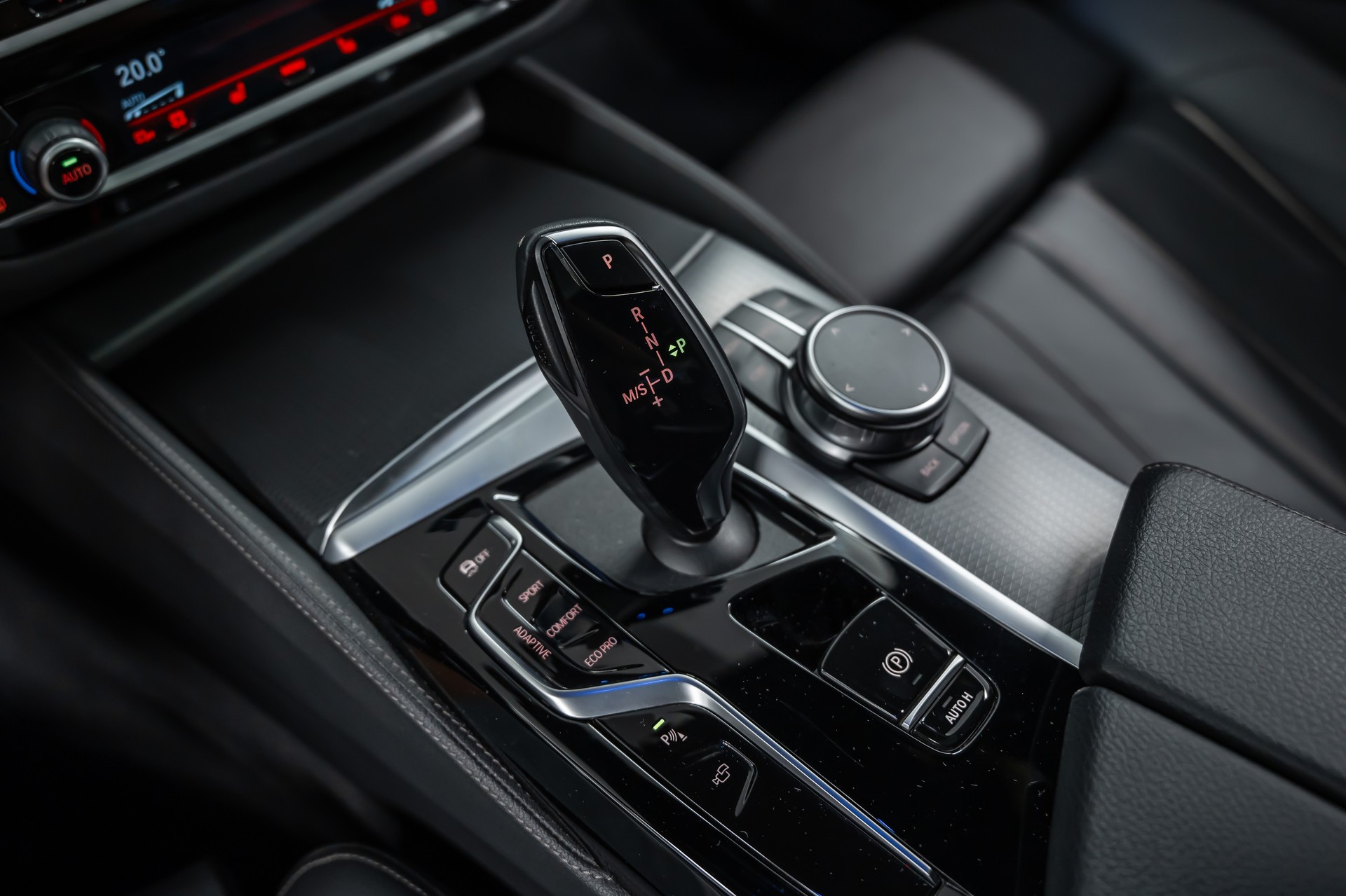 BMW M550i xDrive Steptronic *Panorama*Head-Up*H&K Sound*360°*-image-27