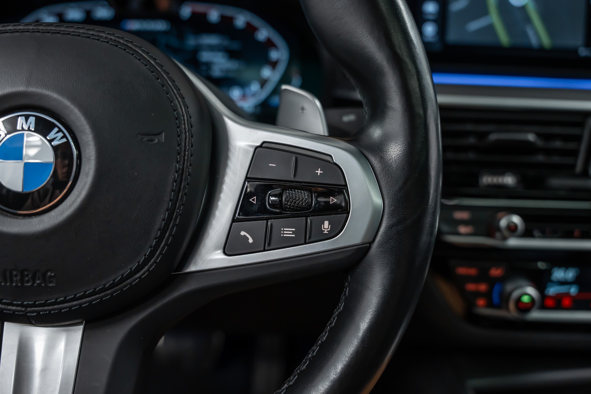 BMW M550i xDrive Steptronic *Panorama*Head-Up*H&K Sound*360°*-image-23