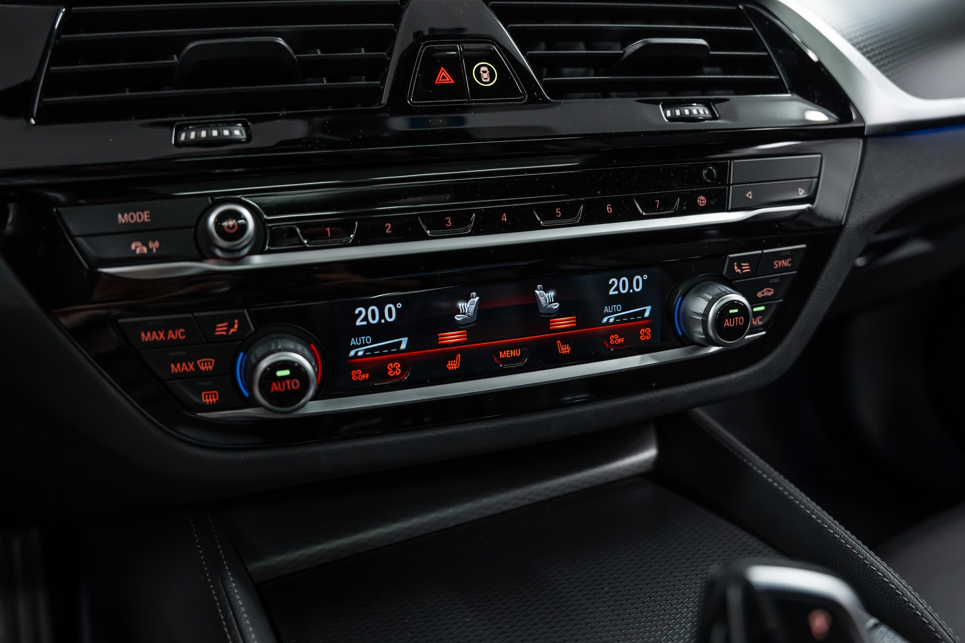 BMW M550i xDrive Steptronic *Panorama*Head-Up*H&K Sound*360°*-image-28