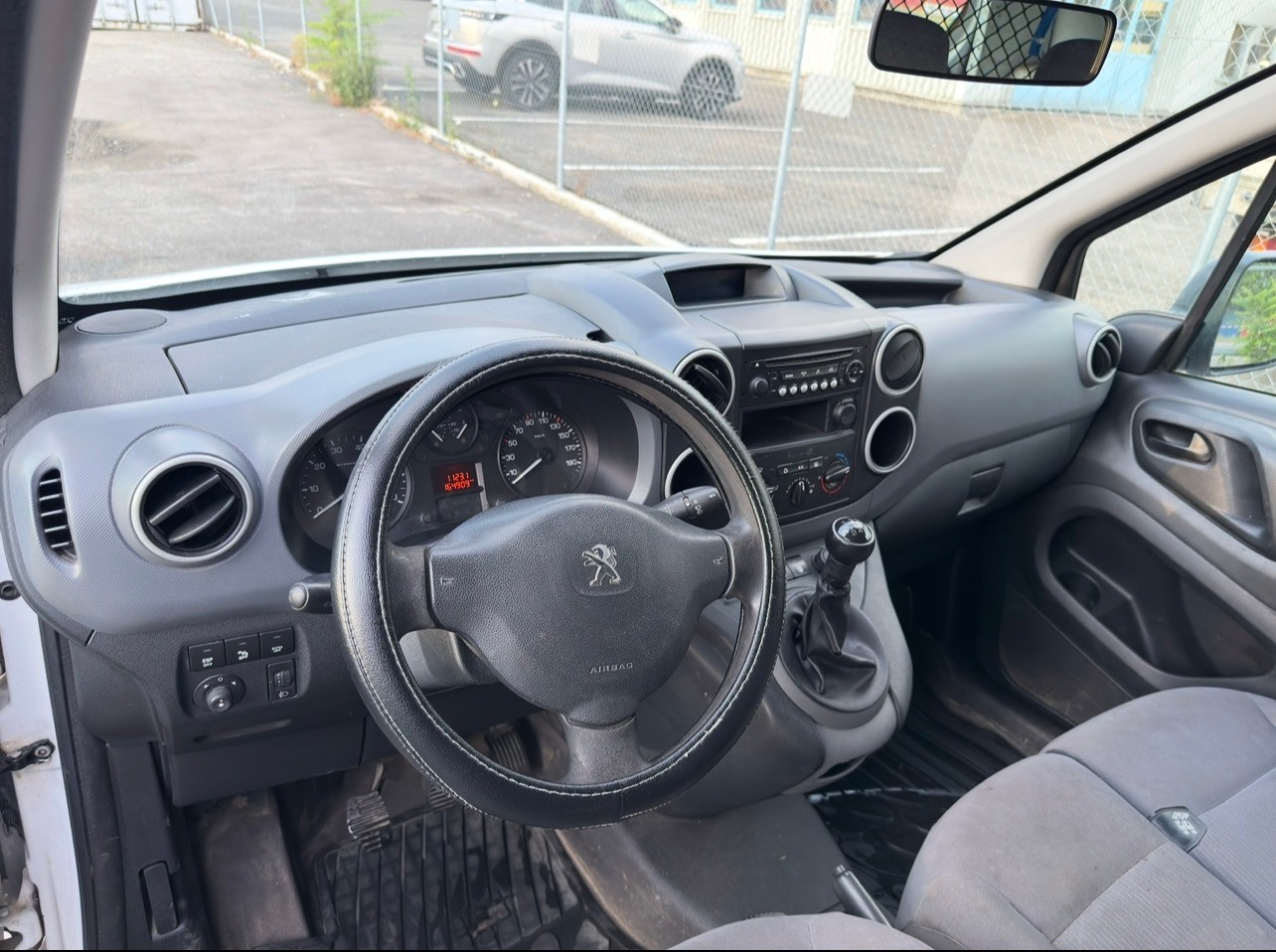 PEUGEOT Partner 1.6 e-HDI Urban Pack-image-7