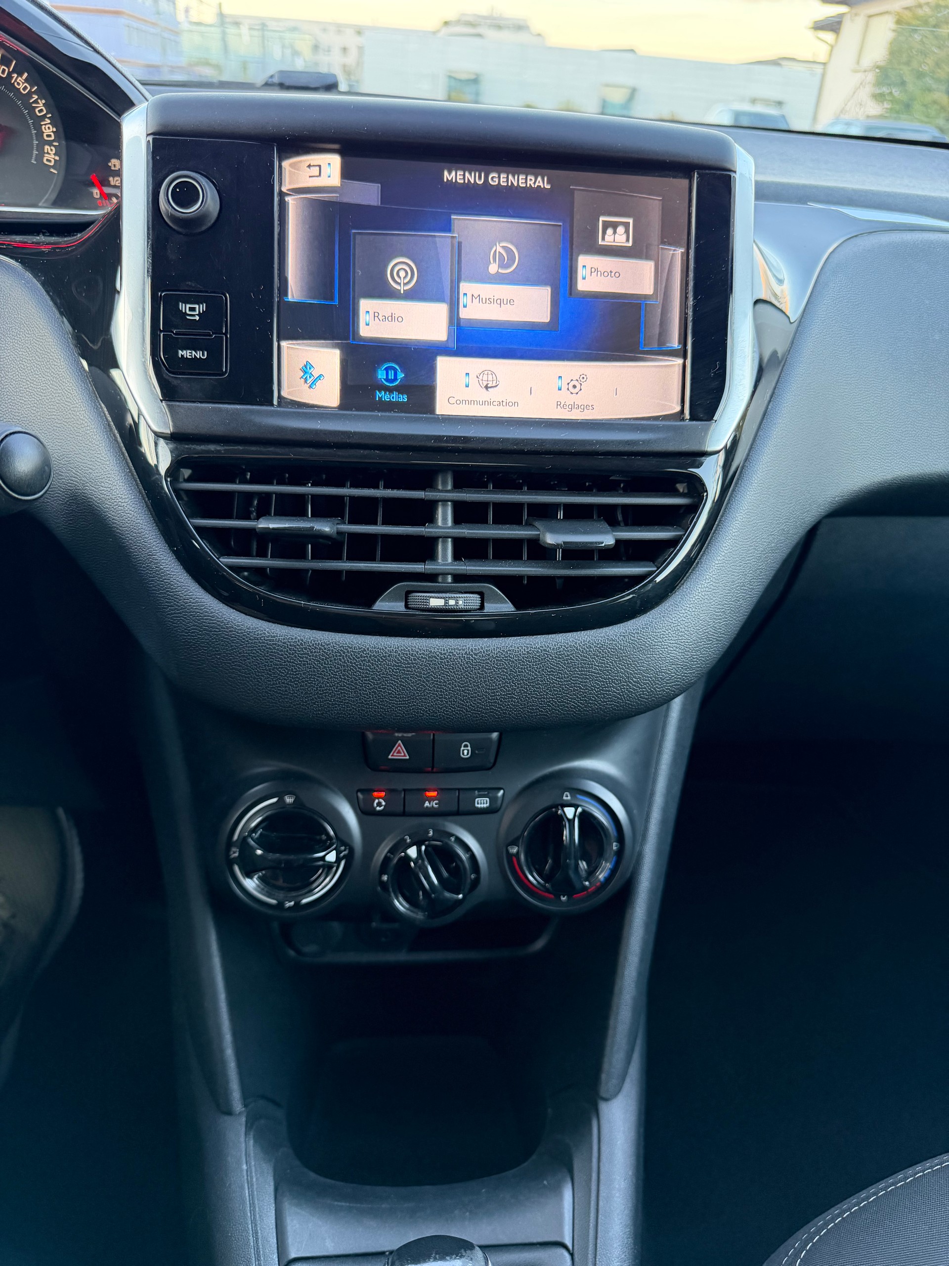 PEUGEOT 208 1.2 VTI Active-image-6