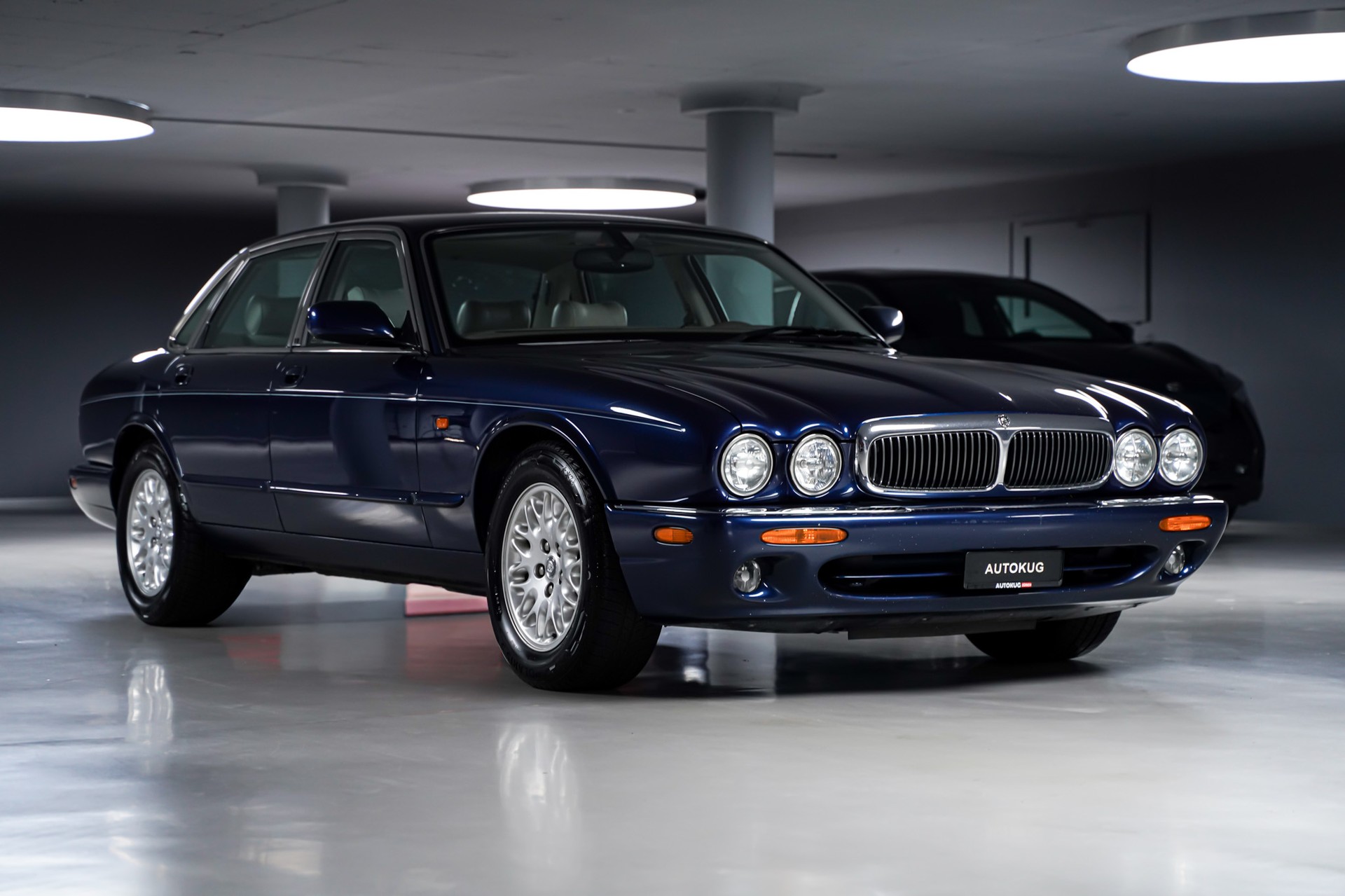 JAGUAR XJ 3.2 V8 Executive-showroom-element-1