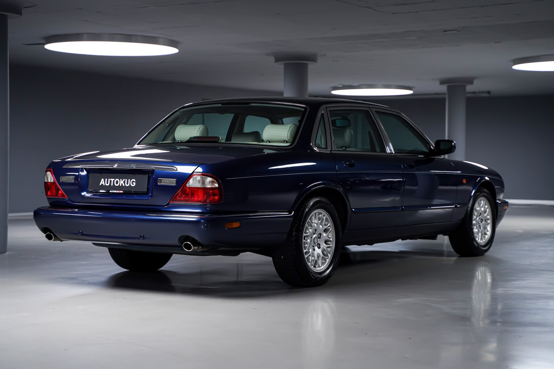 JAGUAR XJ 3.2 V8 Executive-showroom-element-3