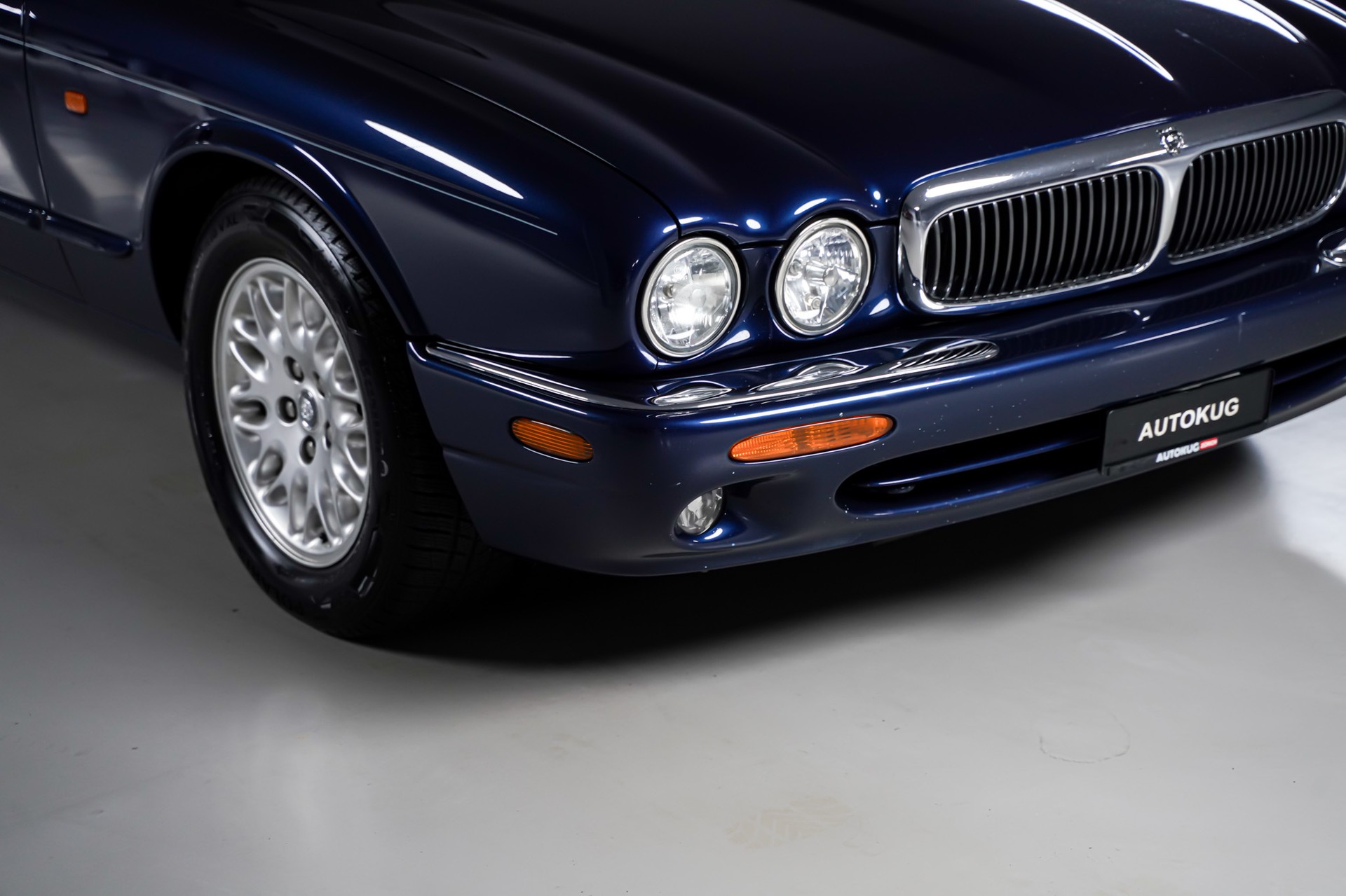 JAGUAR XJ 3.2 V8 Executive-showroom-element-2
