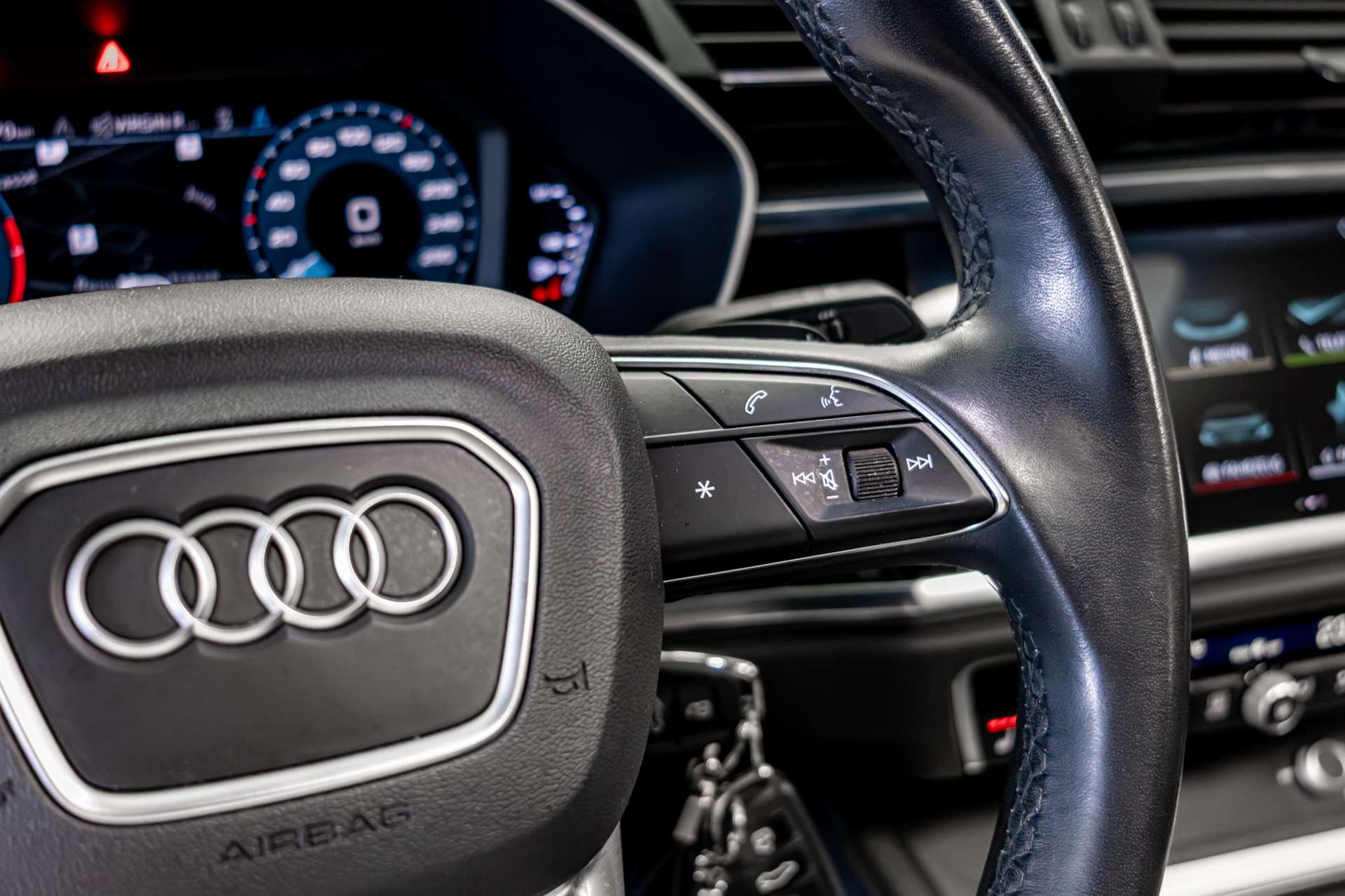 AUDI Q3 Sportback 45 TFSI S line quattro S-tronic-image-8