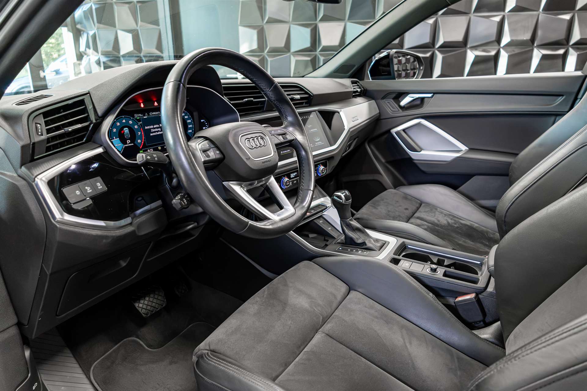 AUDI Q3 Sportback 45 TFSI S line quattro S-tronic-image-12