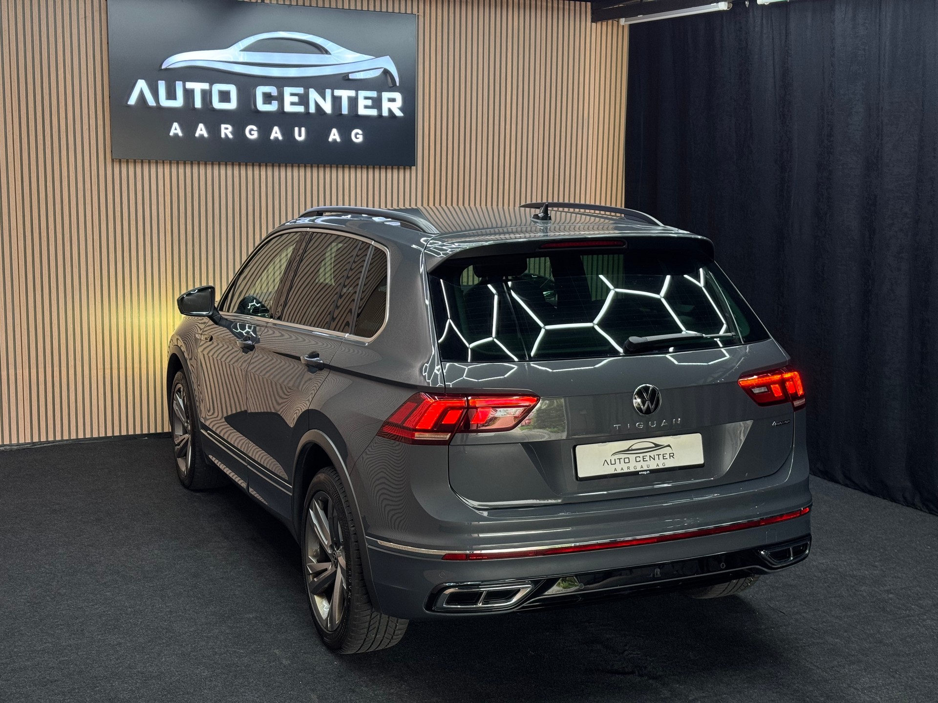 VW Tiguan 2.0 TDI SCR R-Line DSG *ab CHF 269.-/ Monat*-showroom-element-3