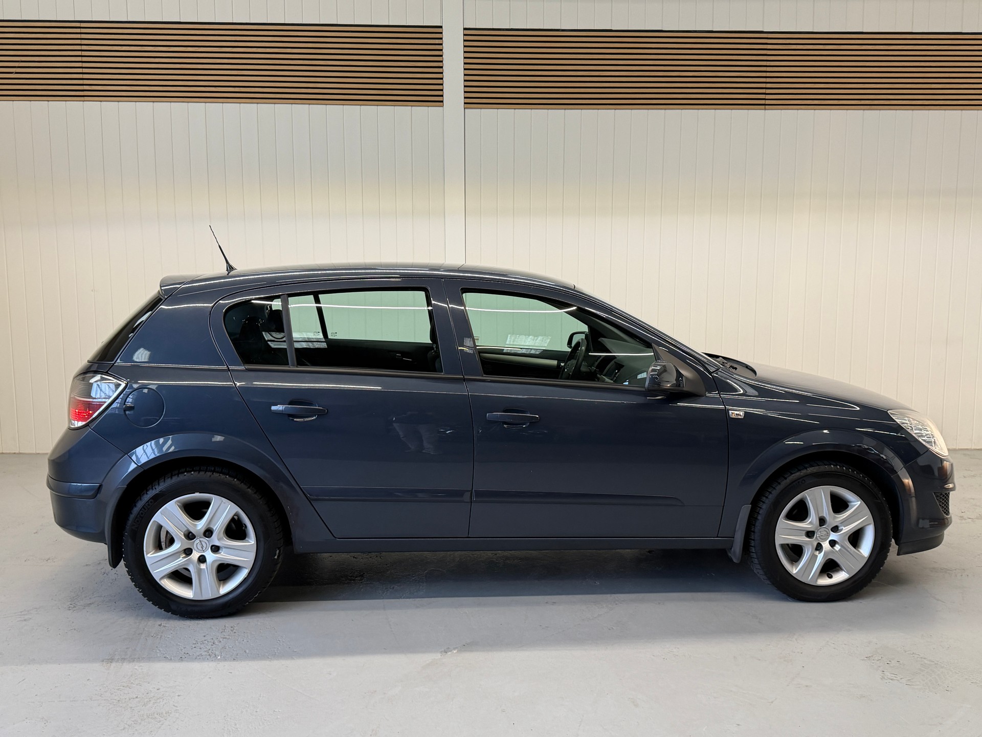 OPEL Astra 1.8i 16V Automatic-image-5