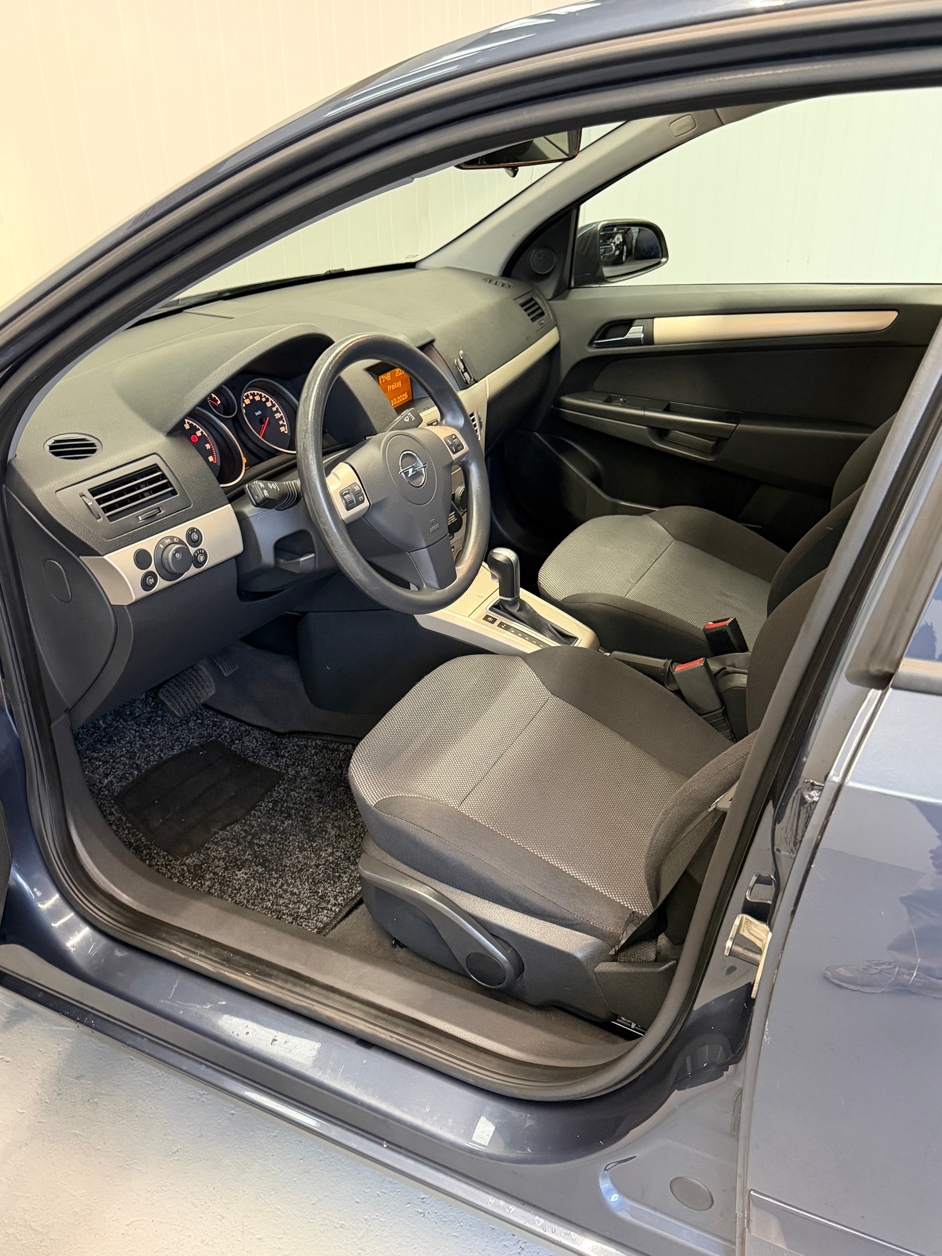 OPEL Astra 1.8i 16V Automatic-image-8