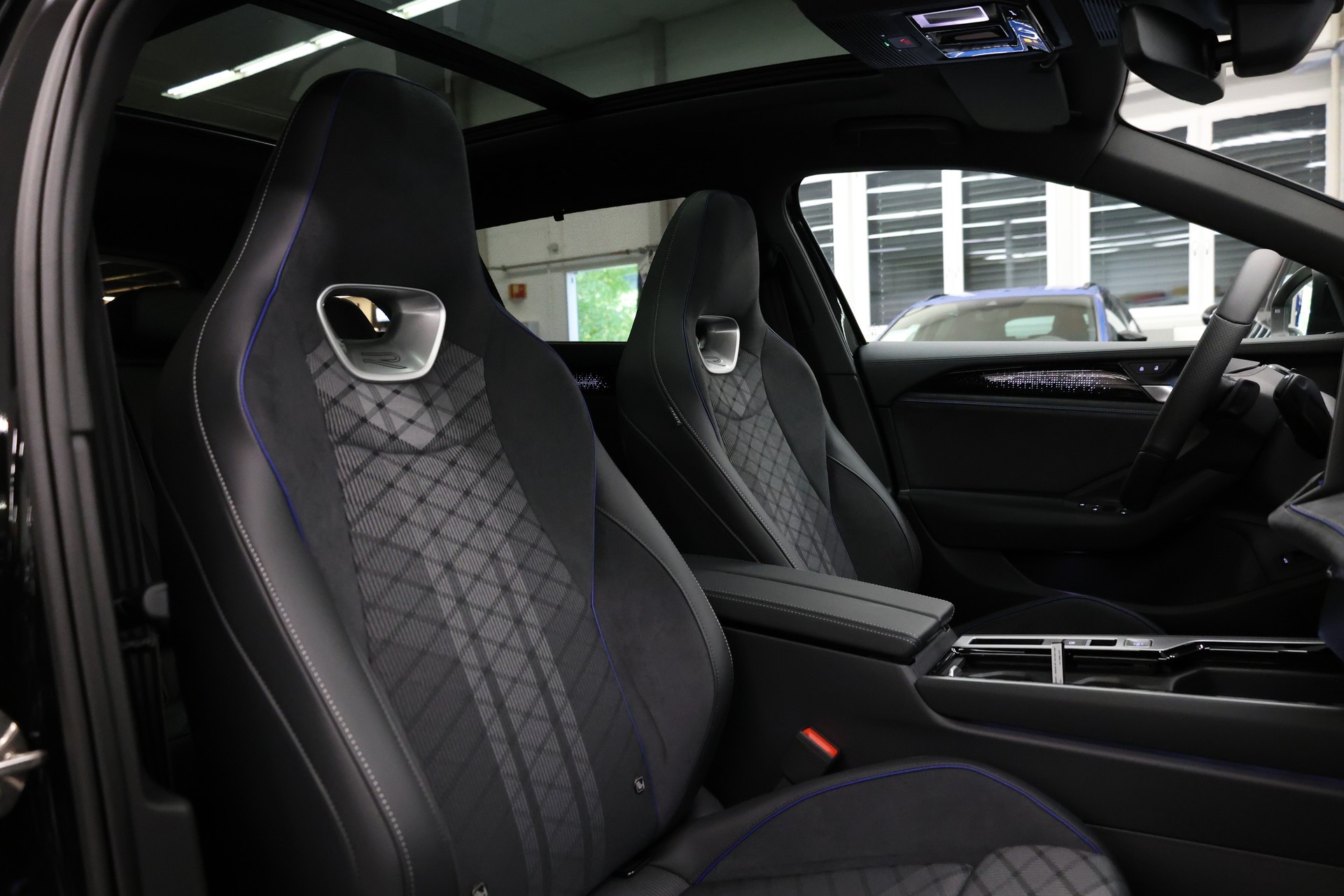 VW Passat Variant 2.0 TDI R-Line DSG 4motion-image-26
