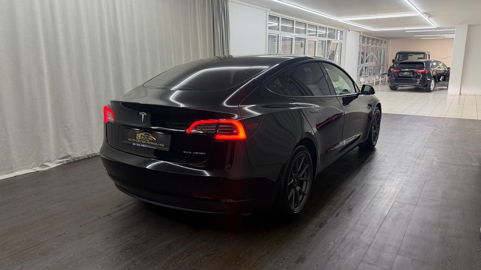 TESLA Model 3 Long Range Dual Motor AWD-showroom-element-3