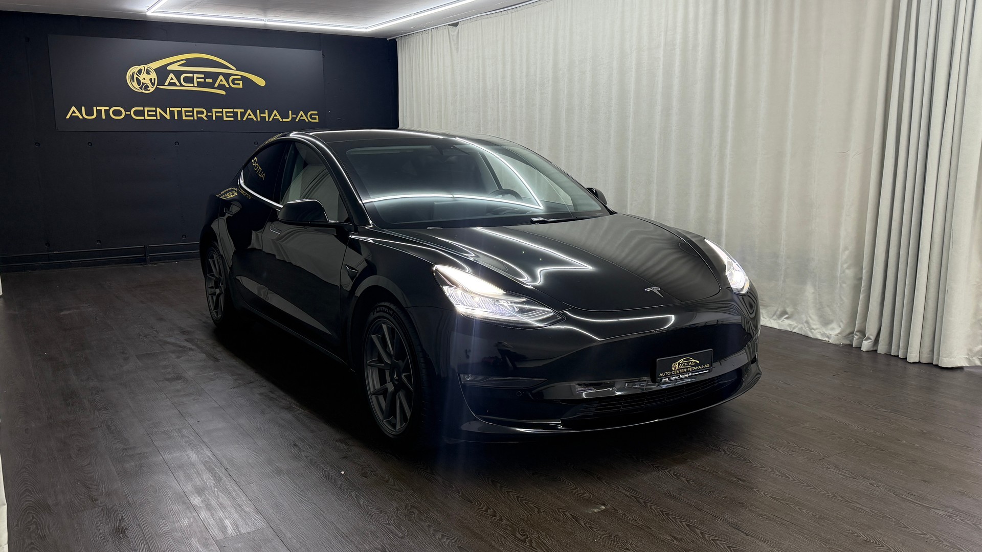TESLA Model 3 Long Range Dual Motor AWD-showroom-element-2