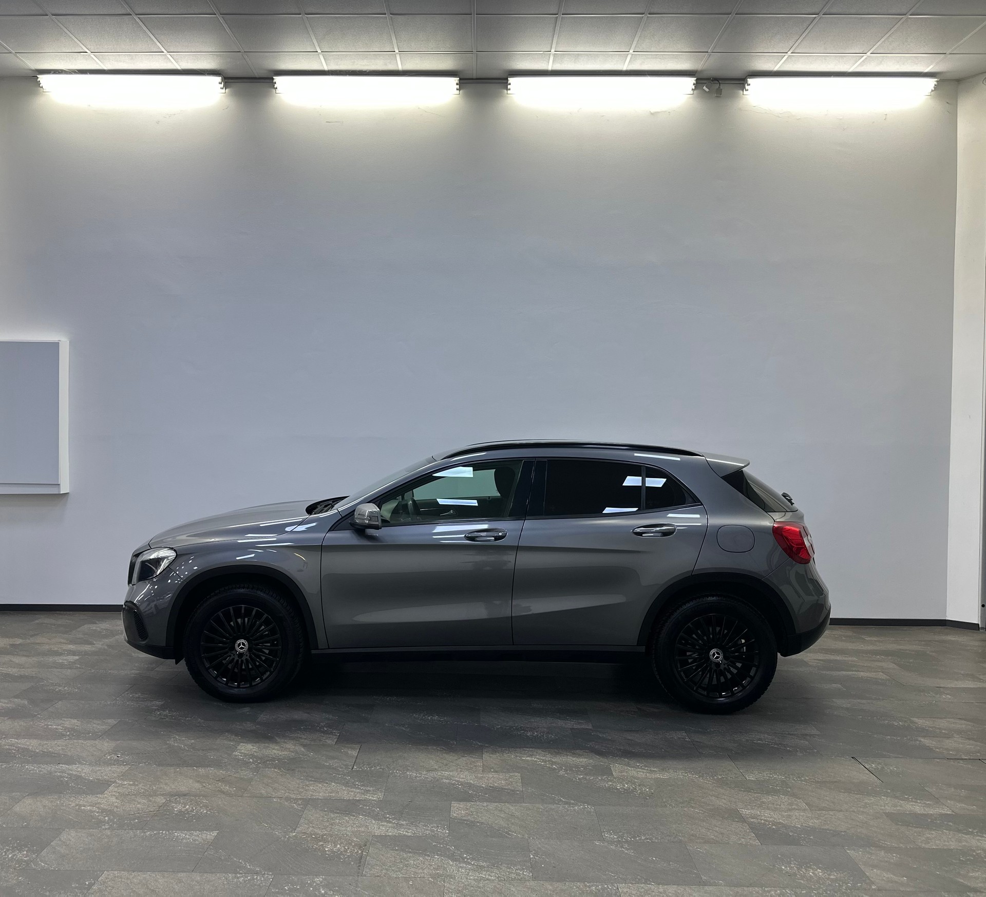 MERCEDES-BENZ GLA 180 d 7G-DCT-showroom-element-2