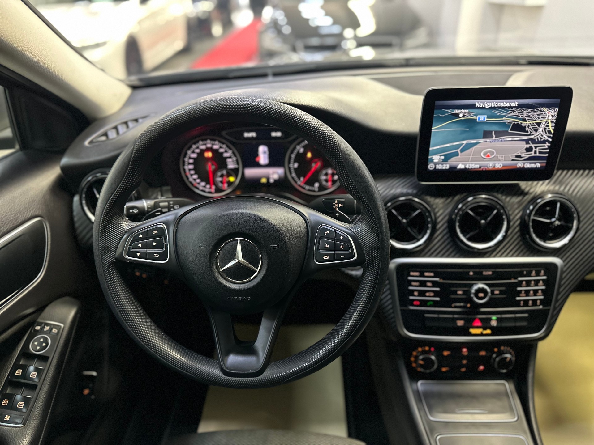 MERCEDES-BENZ GLA 180 d 7G-DCT-image-14